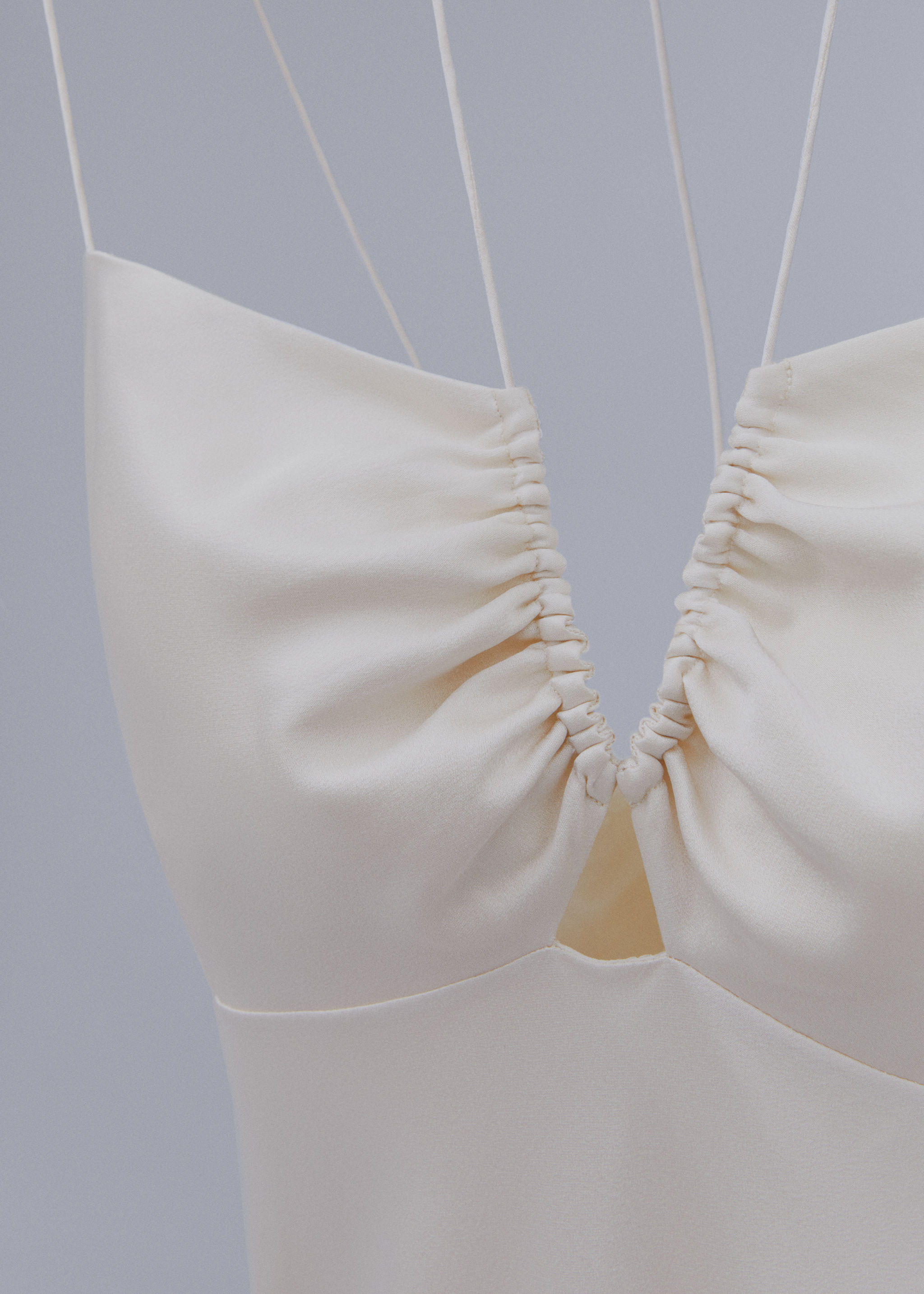Robe satinée à bretelles croisées - Détail de l'article 8