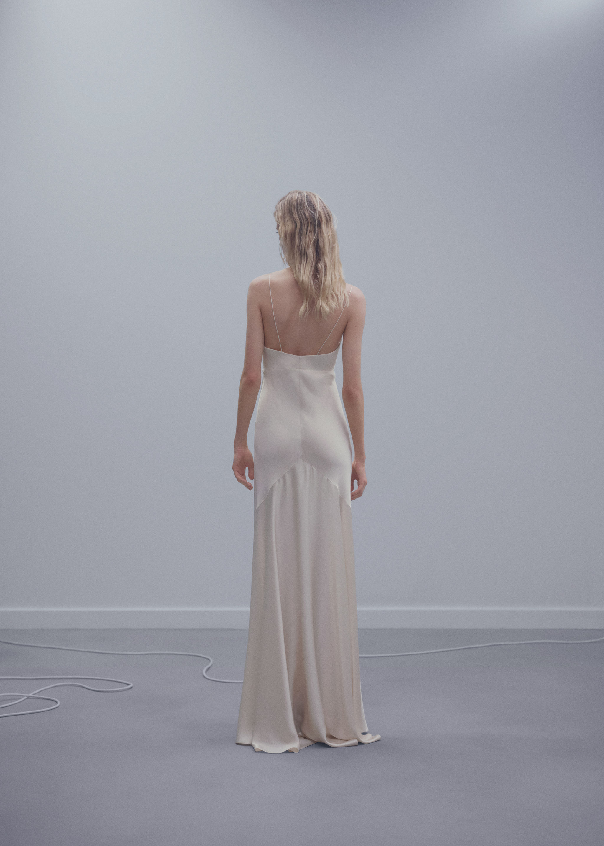 Robe satinée à bretelles croisées - Verso de l’article