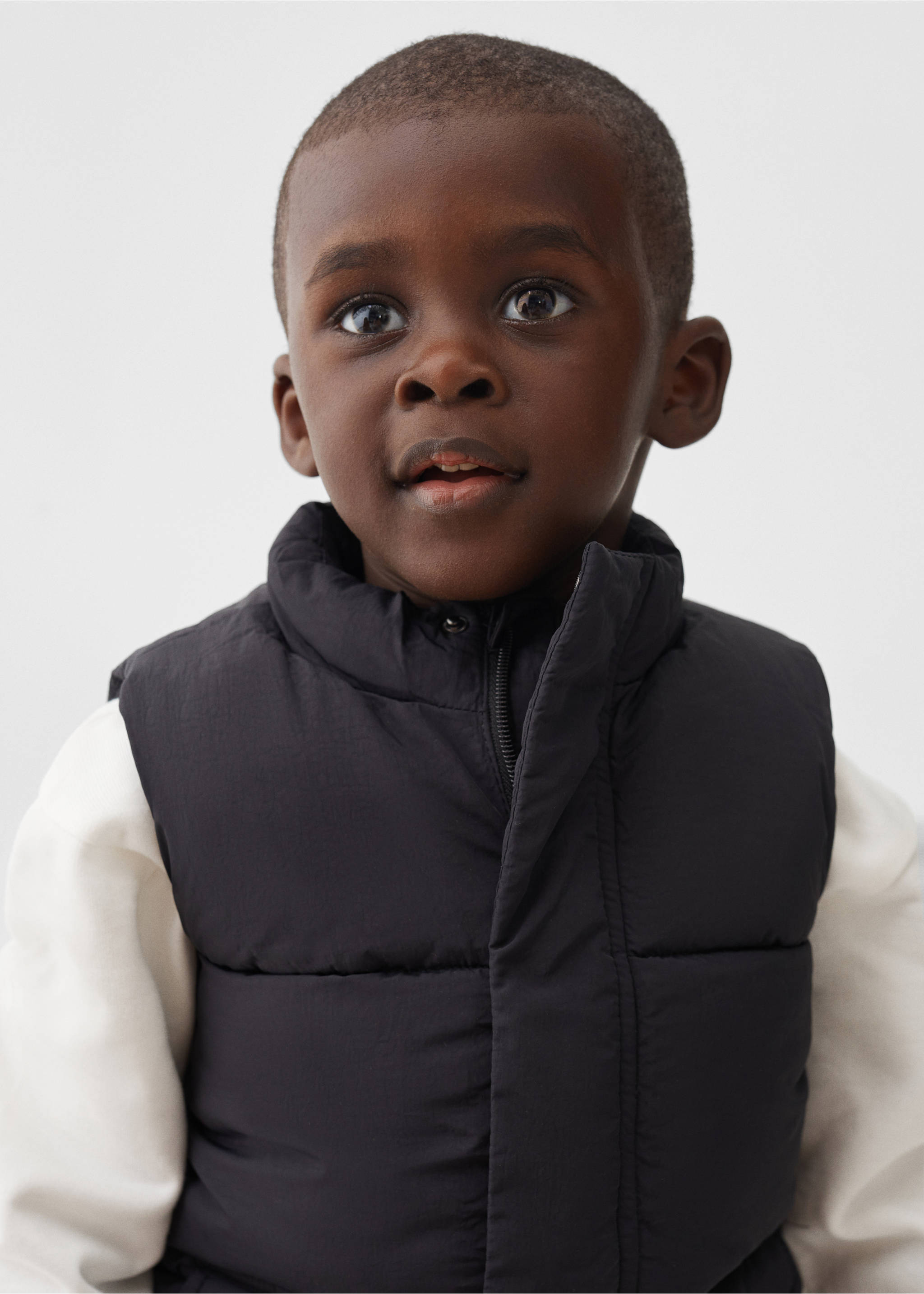 Quilted gilet - Details of the article 1, Black. Ref: 57013702-00.