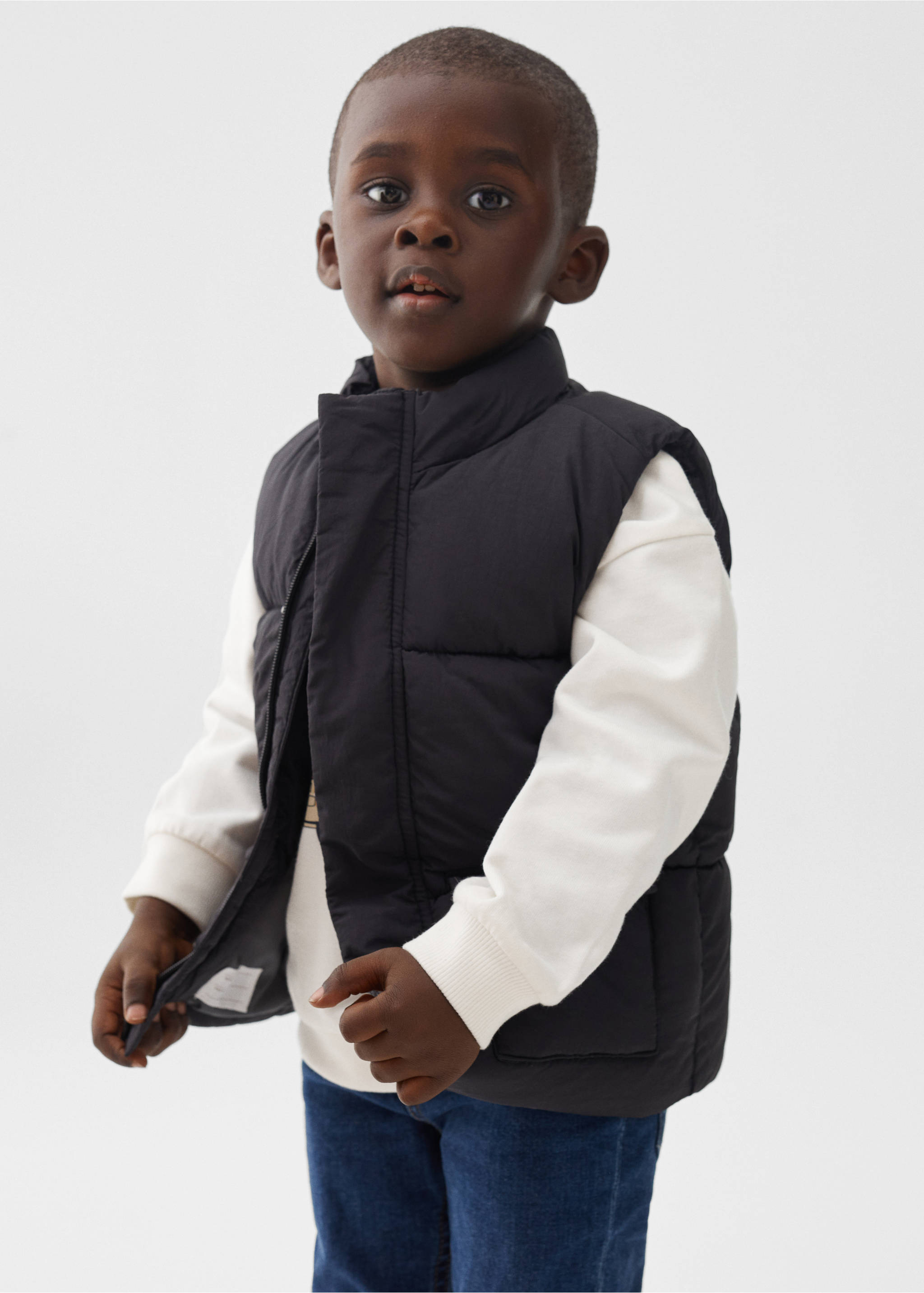 Quilted gilet - Details of the article 2, Black. Ref: 57013702-00.