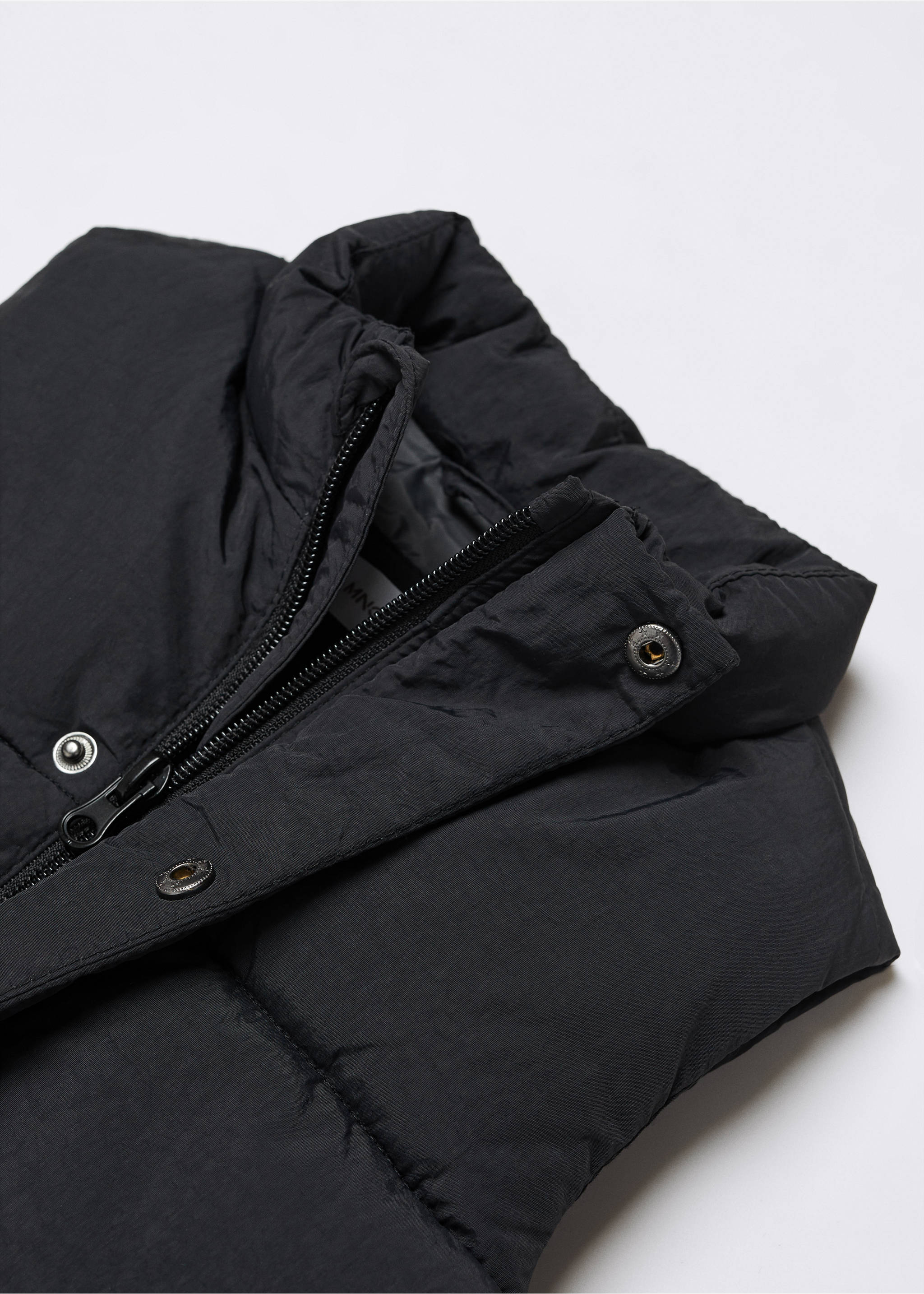 Quilted gilet - Details of the article 8, Black. Ref: 57013702-00.