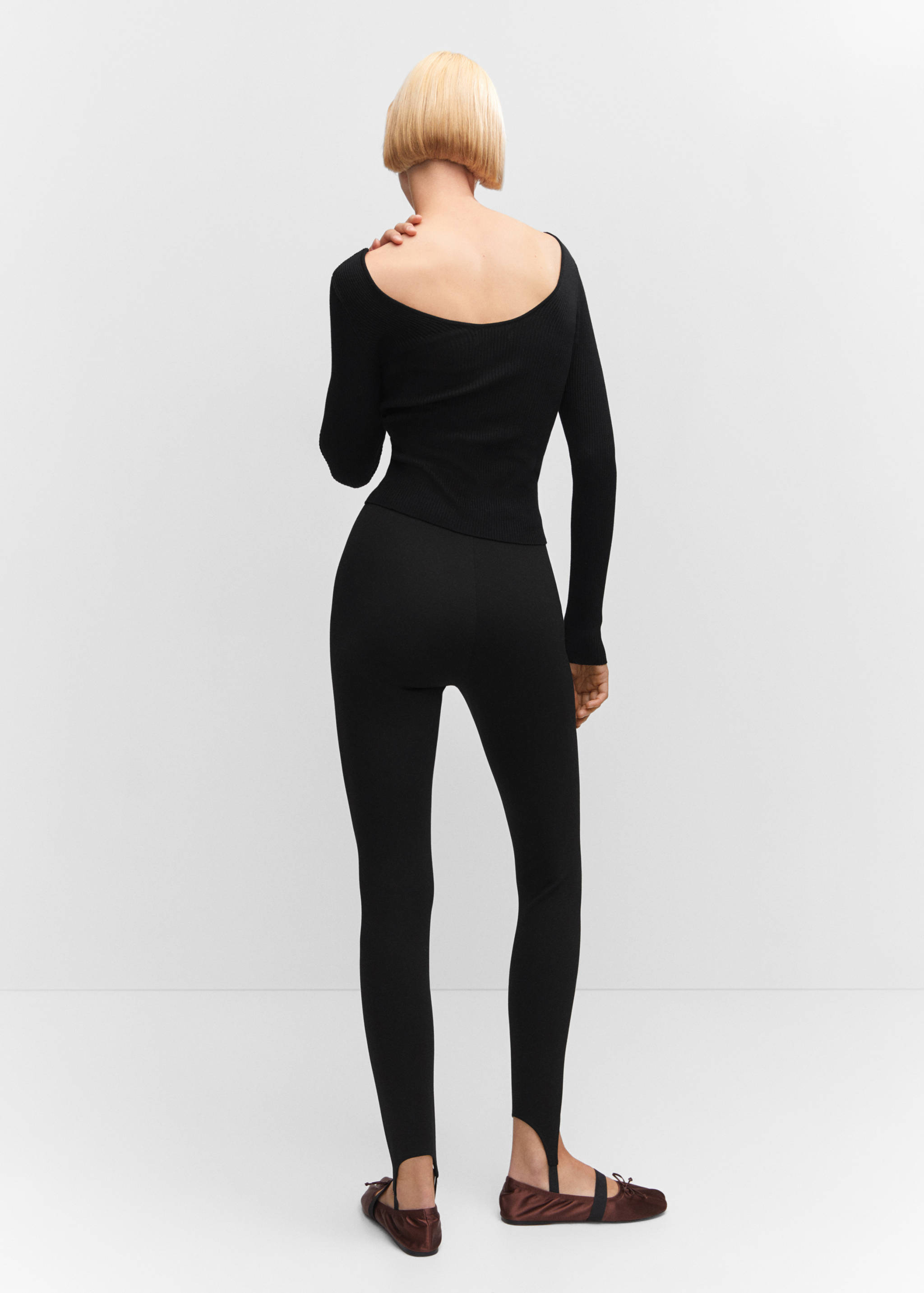 Rückenfreier Pullover mit Rippmuster - Rückseite des Artikels