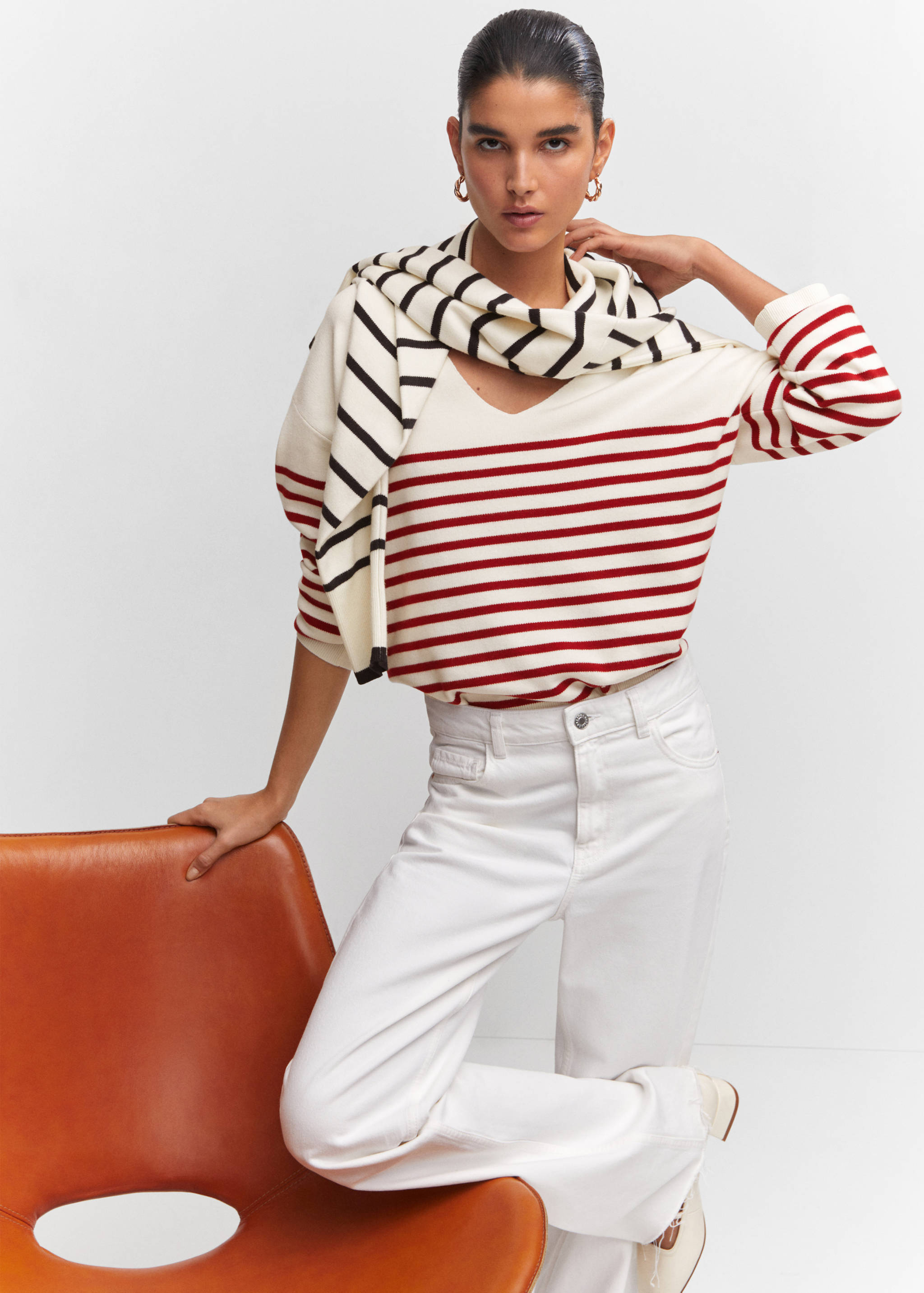 Oversized V-neck sweater - Details of the article 2