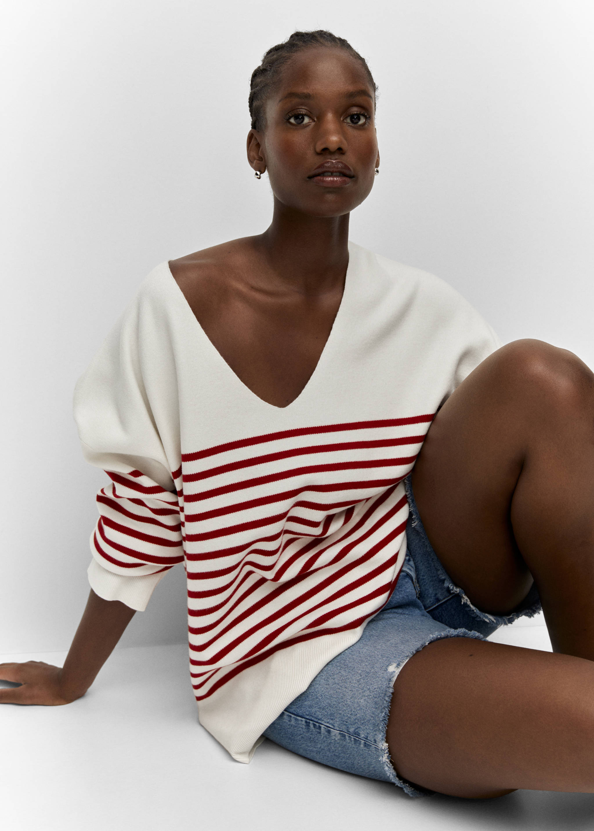 Oversized V-neck sweater - Details of the article 4