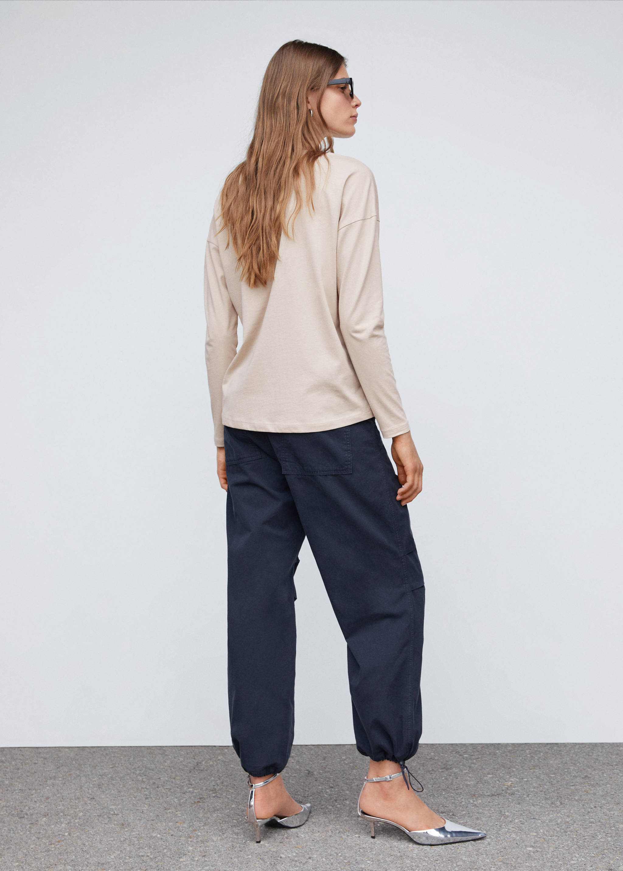 V-neck cotton T-shirt - Reverse of the article