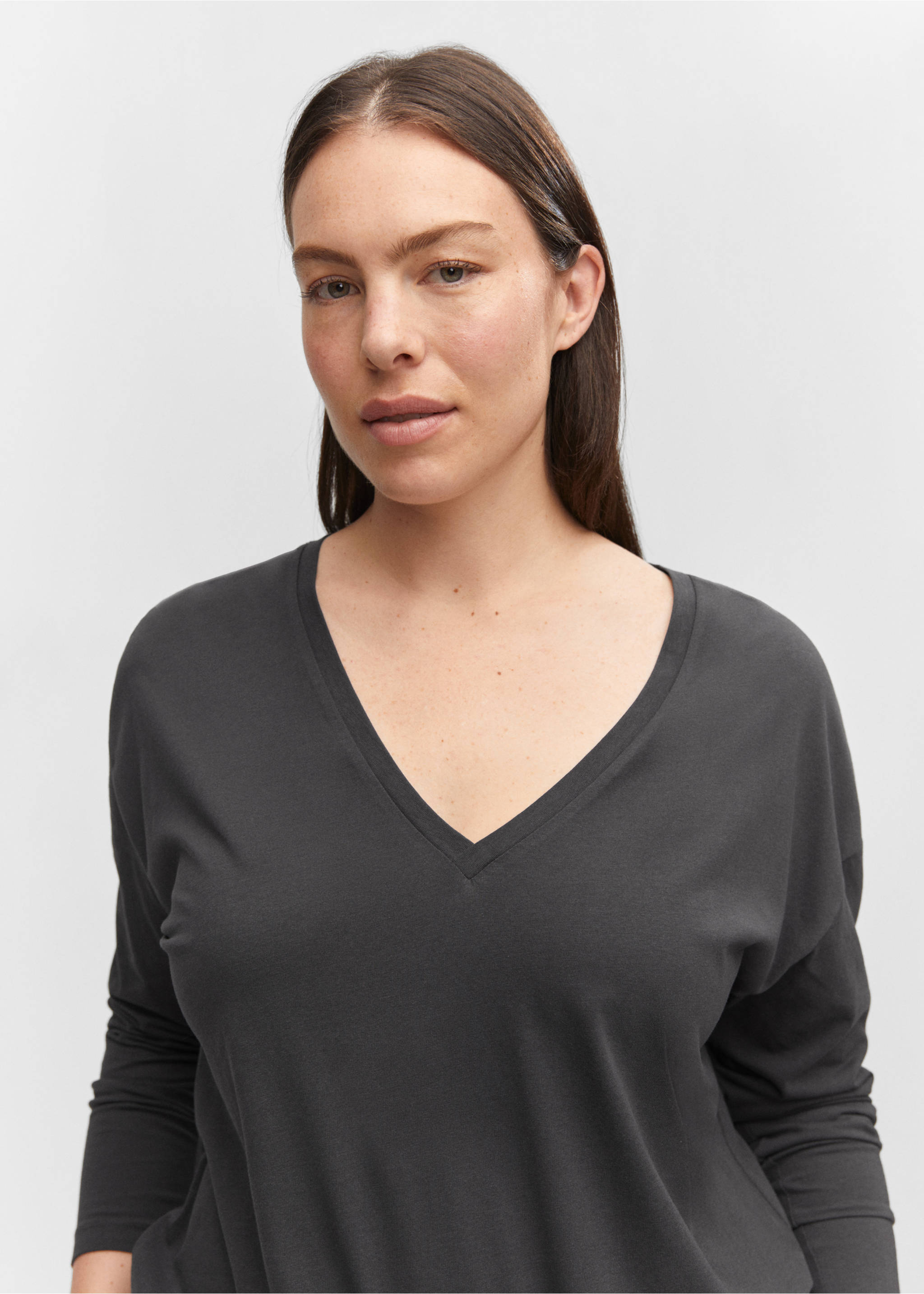 V-neck cotton T-shirt - Details of the article 4, Dark Heather Grey. Ref: 57014404-00.