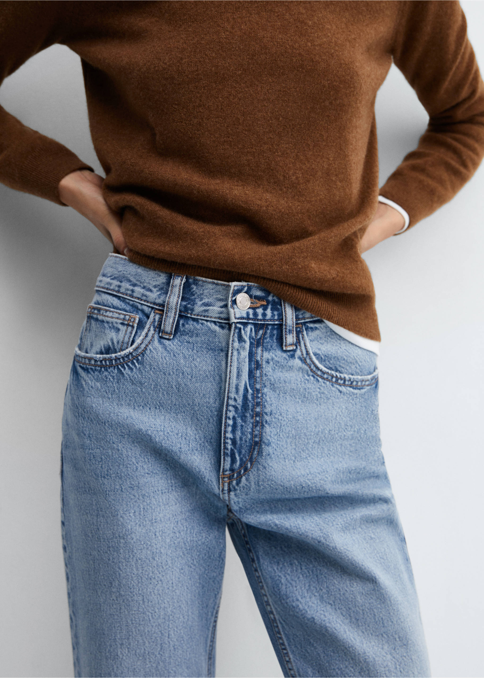 Mid-rise straight jeans - Details of the article 3, Bleach Blue. Ref: 57014406-00.