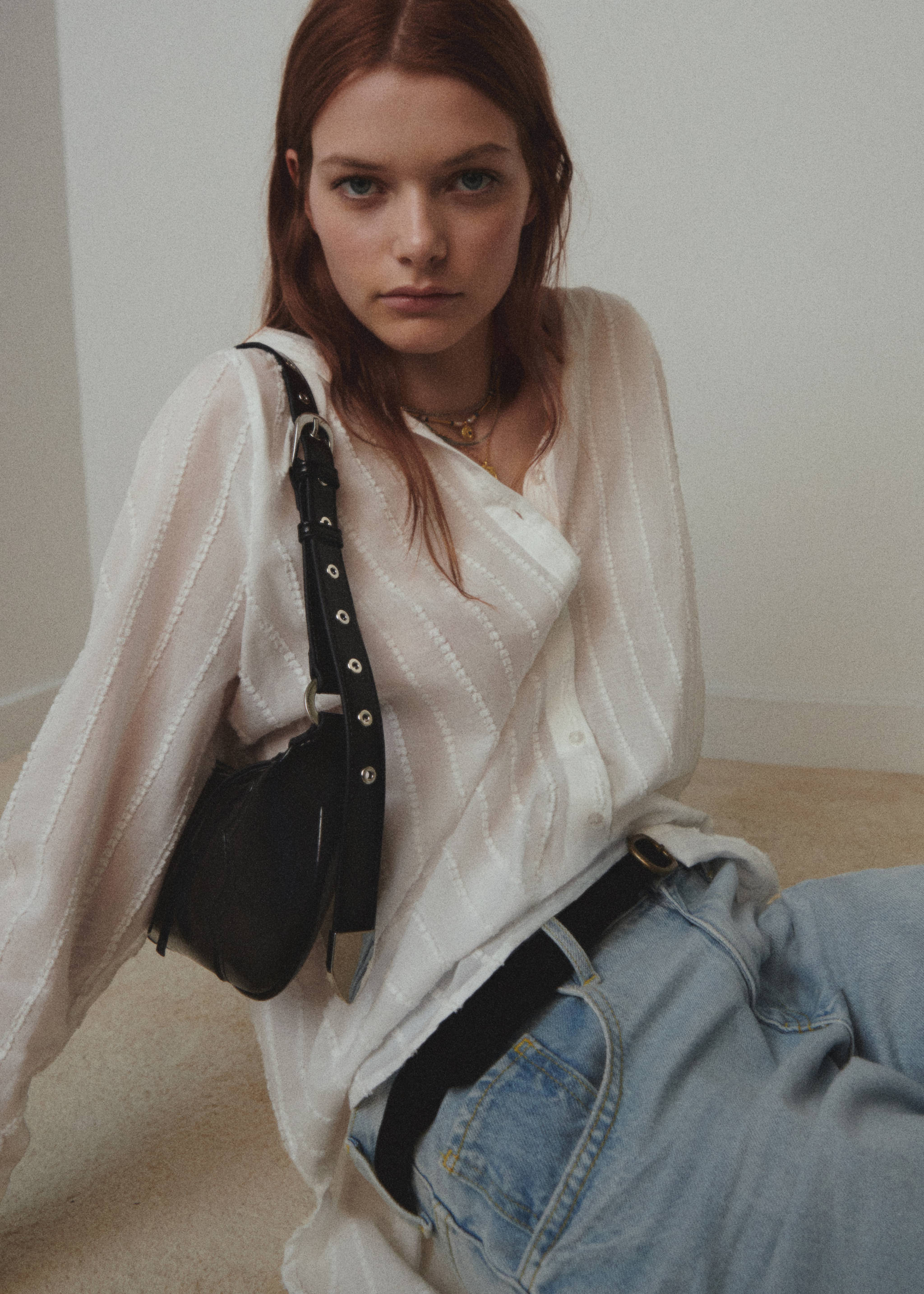 Bossa espatlla costures decoratives - Pla general