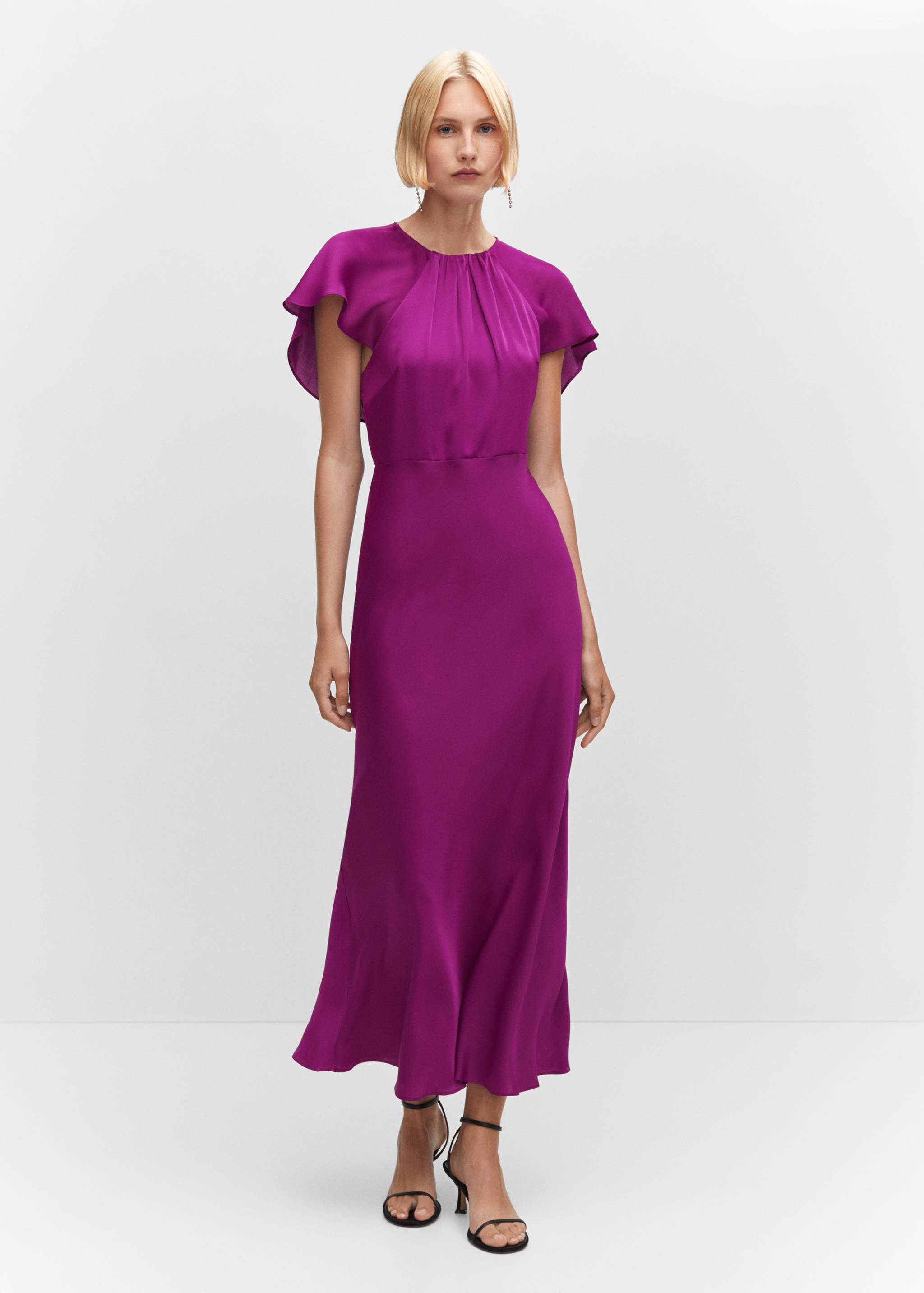 Vestido acetinado com pormenor nas costas - Plano geral