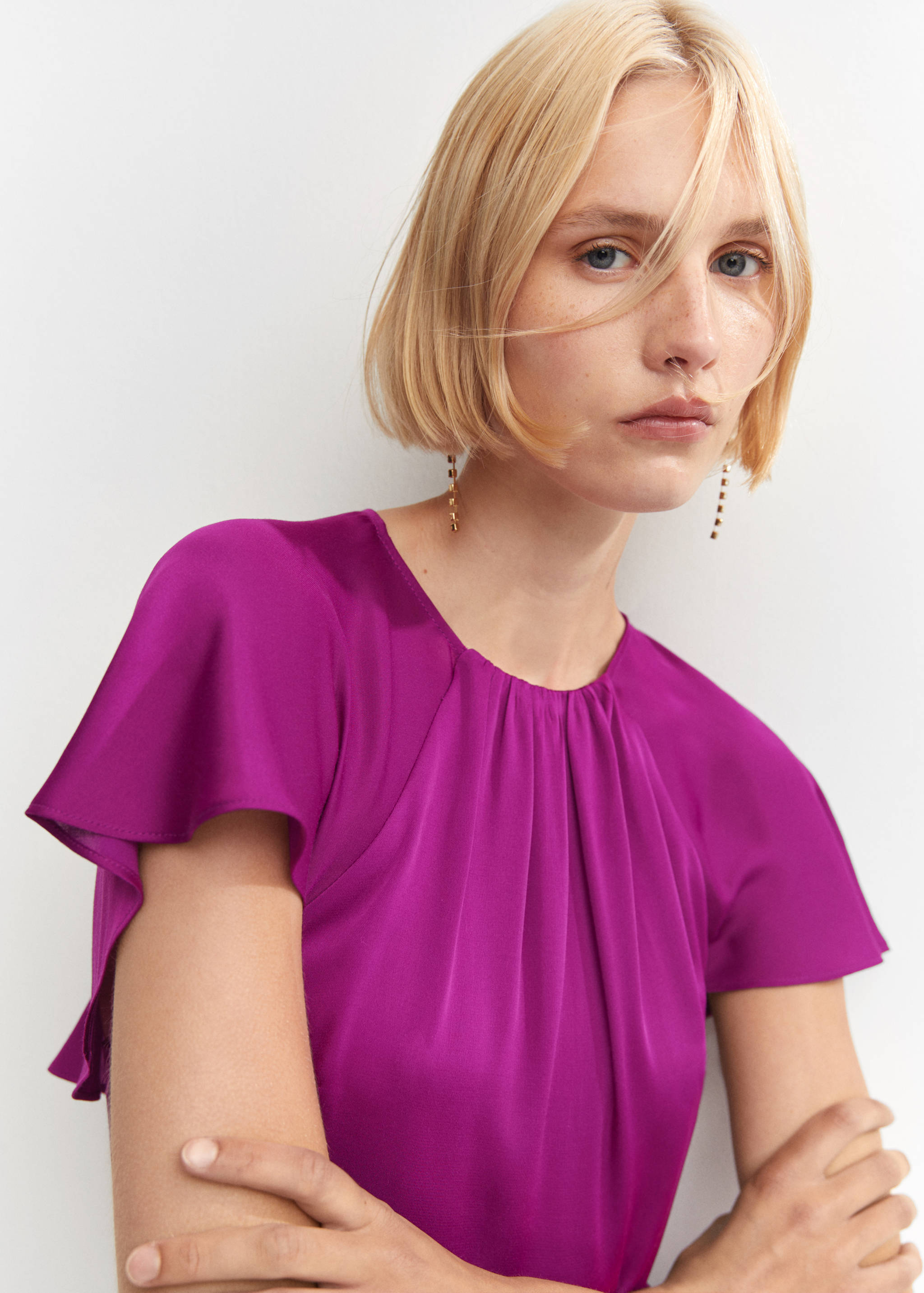 Vestido acetinado com pormenor nas costas - Pormenor do artigo 1