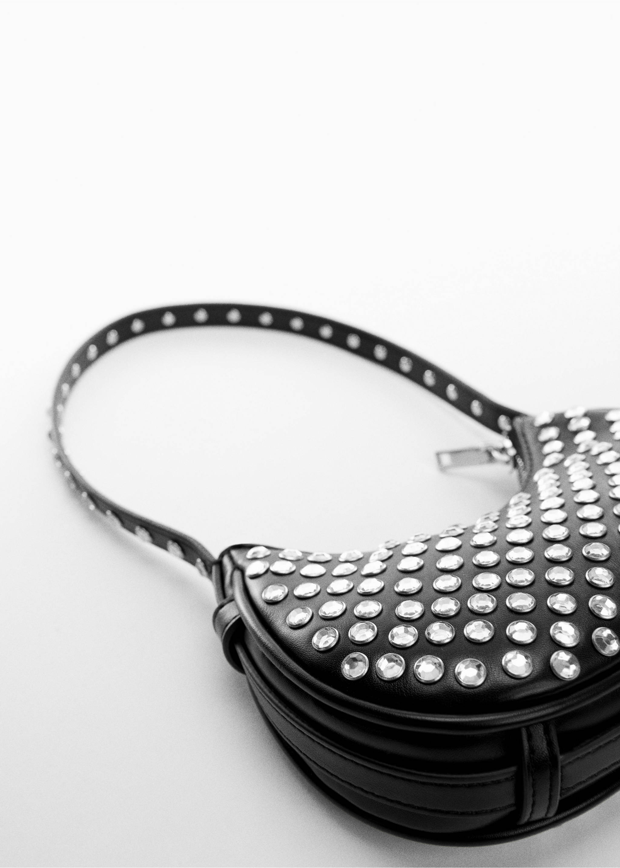 Schultertasche mit Stanznieten - Detail des Artikels 1, Schwarz. Ref: 57014778-00.
