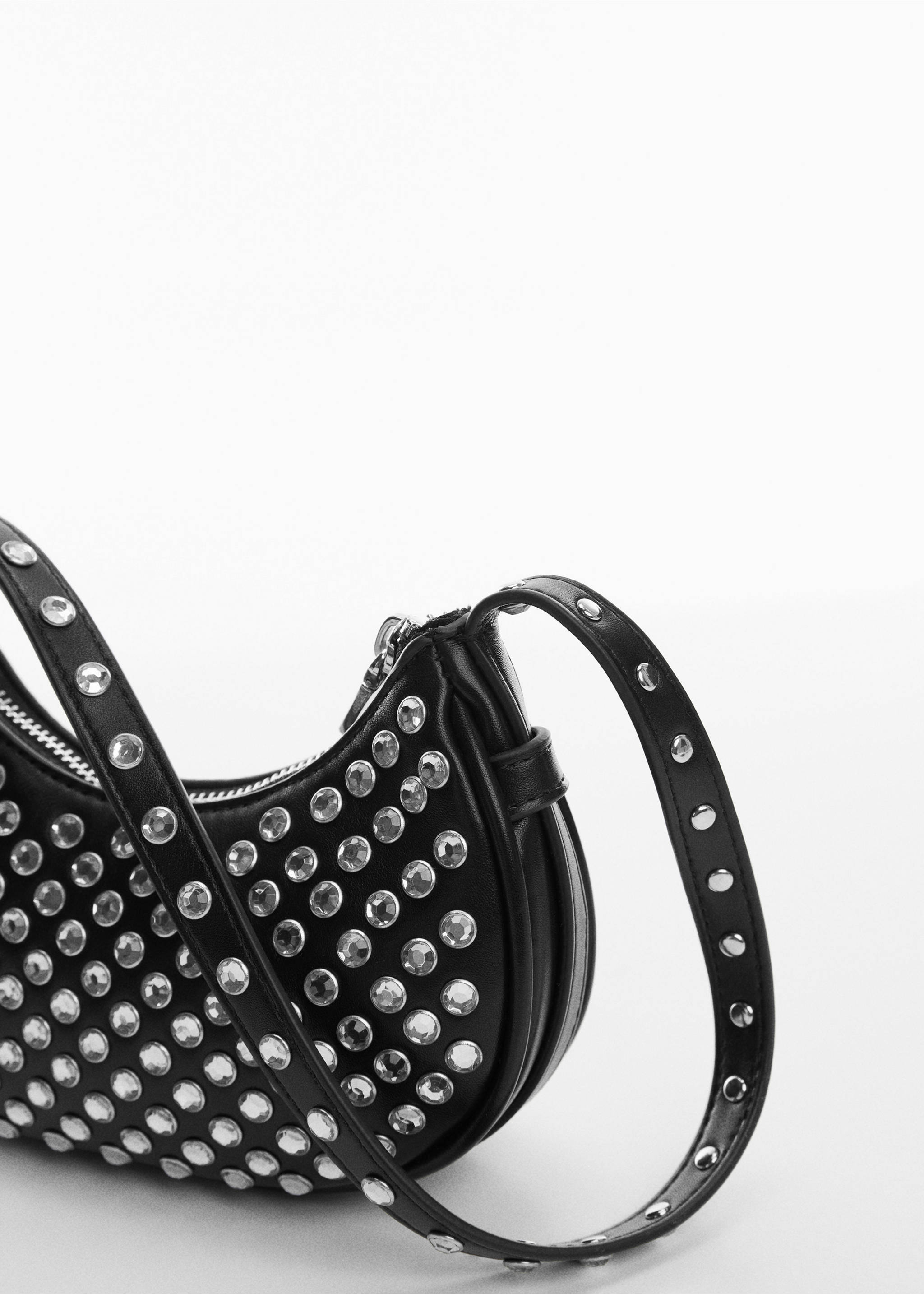 Schultertasche mit Stanznieten - Detail des Artikels 2, Schwarz. Ref: 57014778-00.