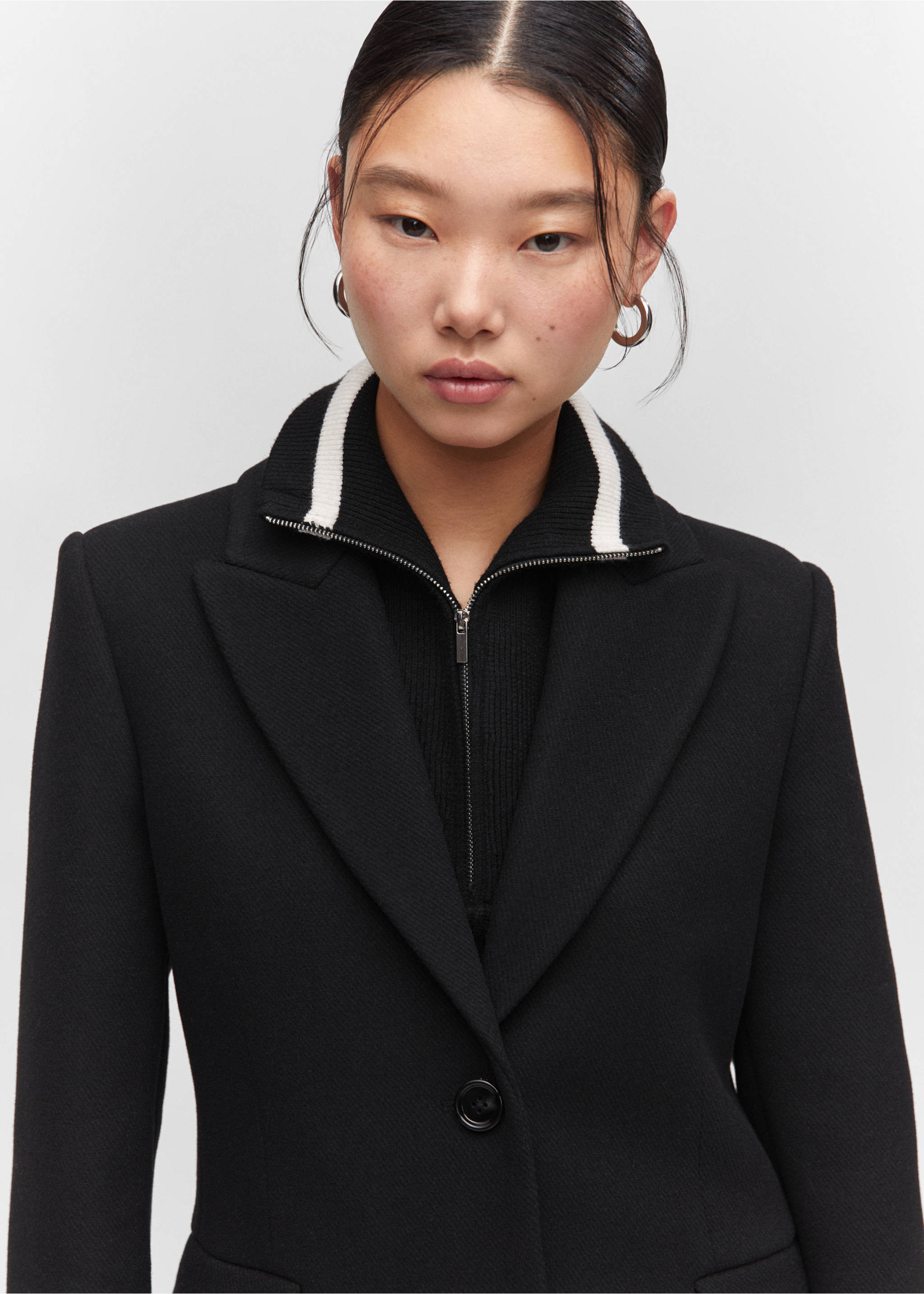 Lapelled straight-cut coat - Details of the article 1, Black. Ref: 57015142-00.