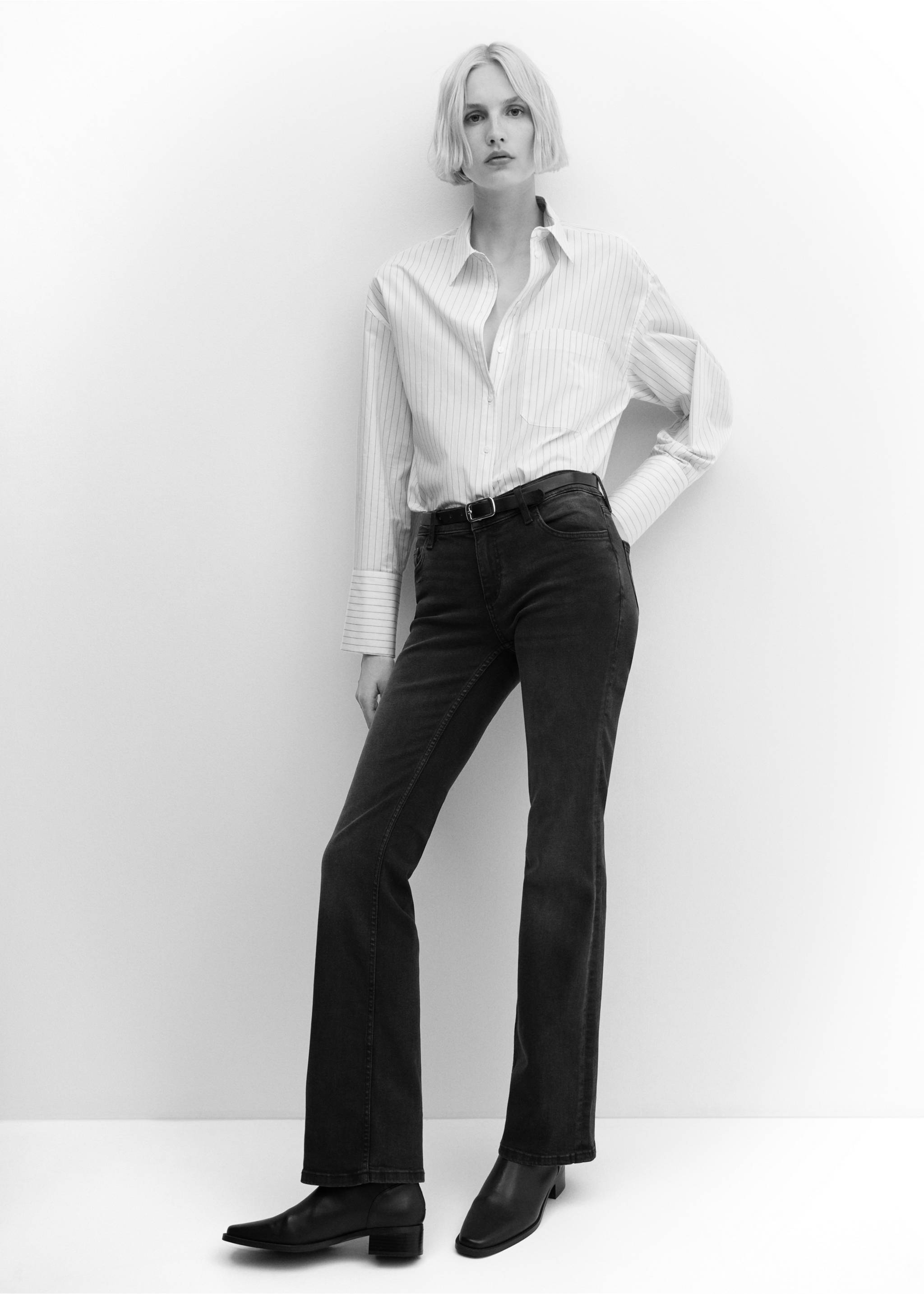 Low-rise flared jeans - Details of the article 2, Black denim. Ref: 57015144-00.