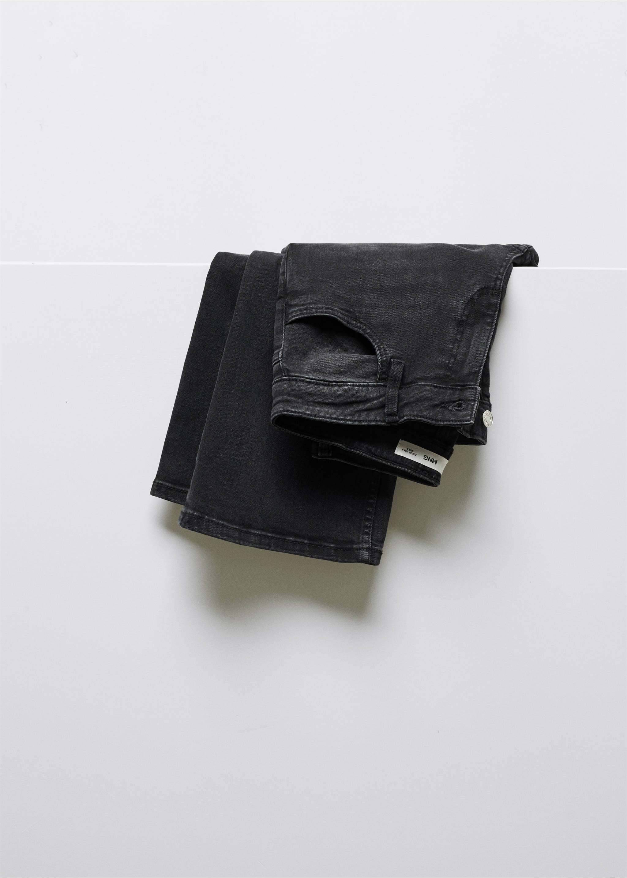 Low-rise flared jeans - Details of the article 8, Black denim. Ref: 57015144-00.