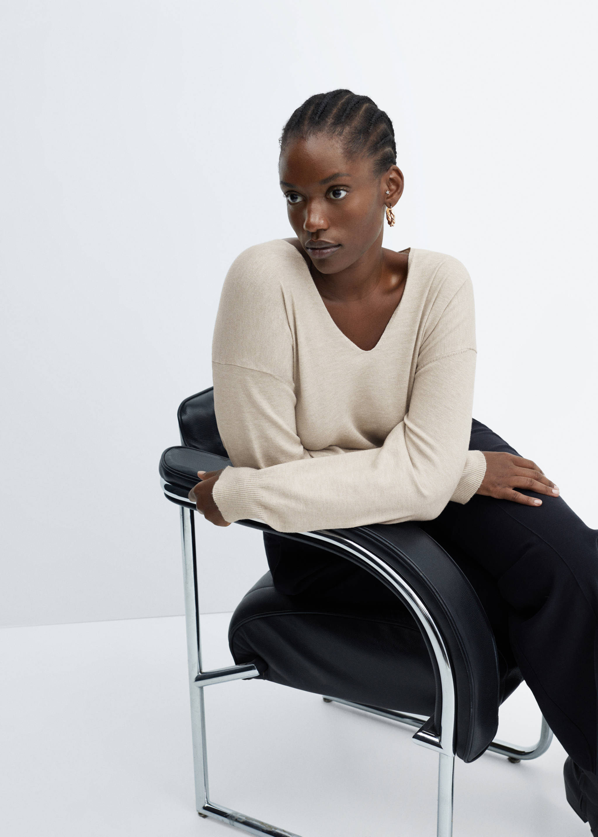 Fine-knit V-neck sweater - Details of the article 4