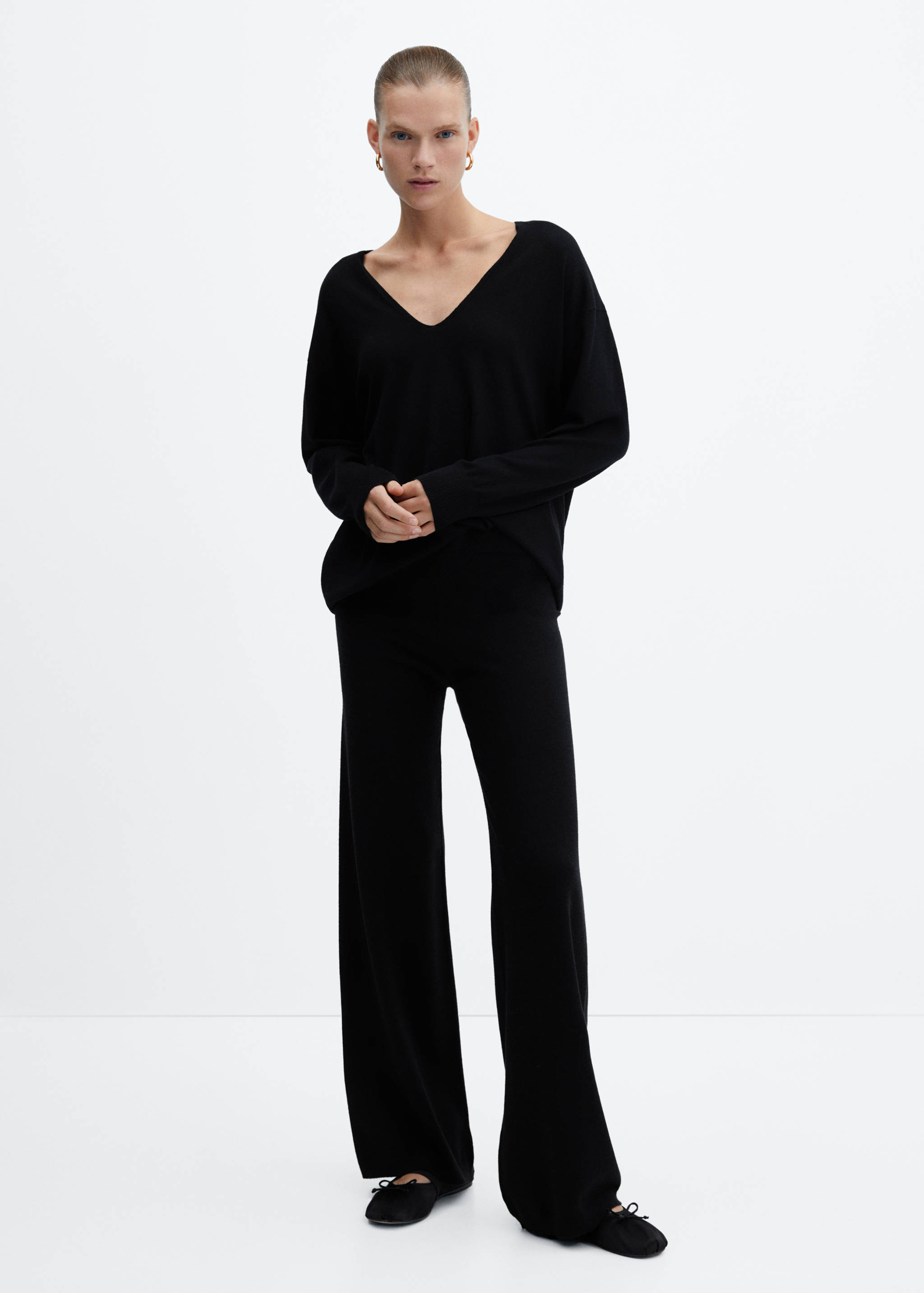 Fine-knit V-neck sweater - General plane