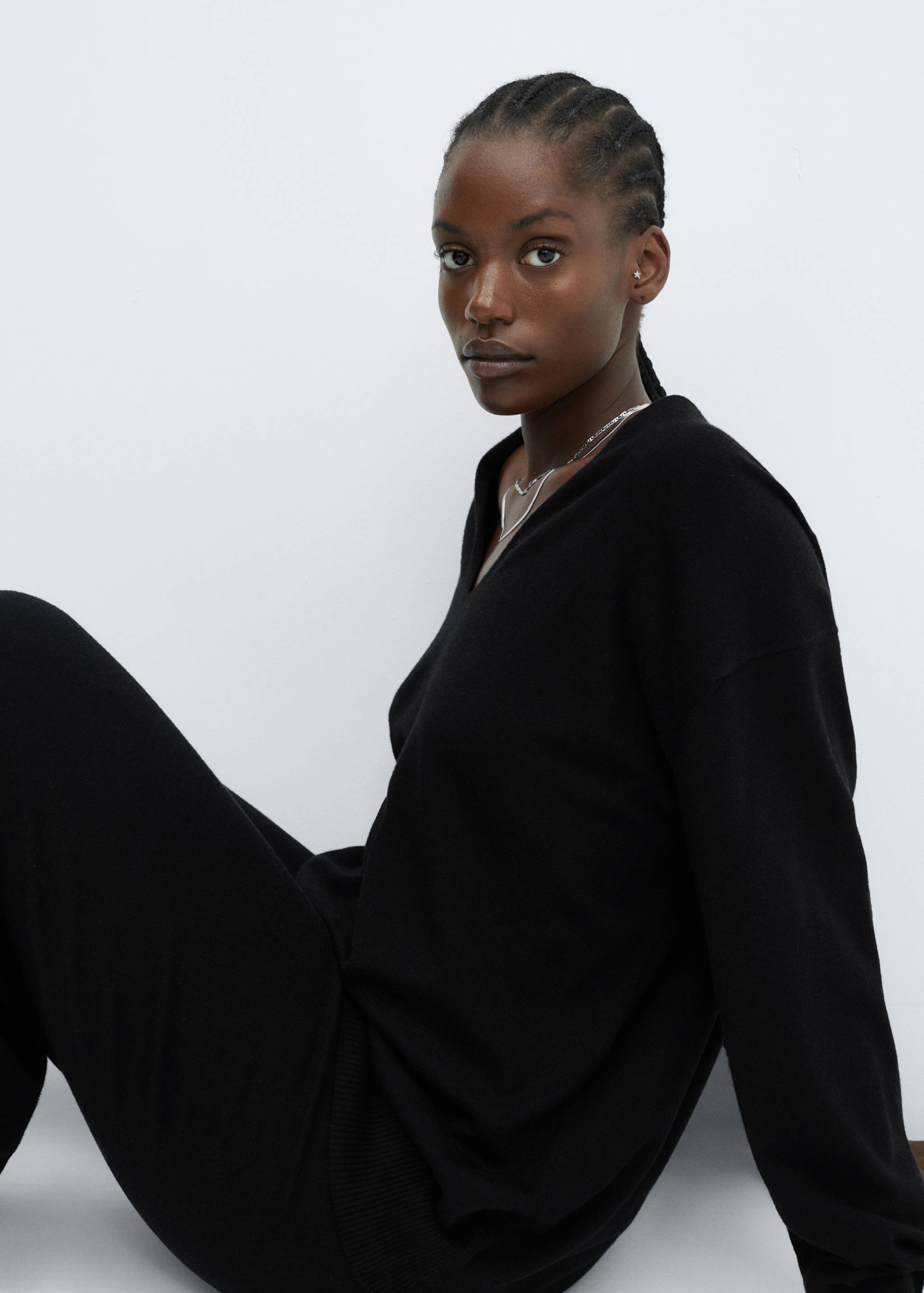 Fine-knit V-neck sweater - Details of the article 4