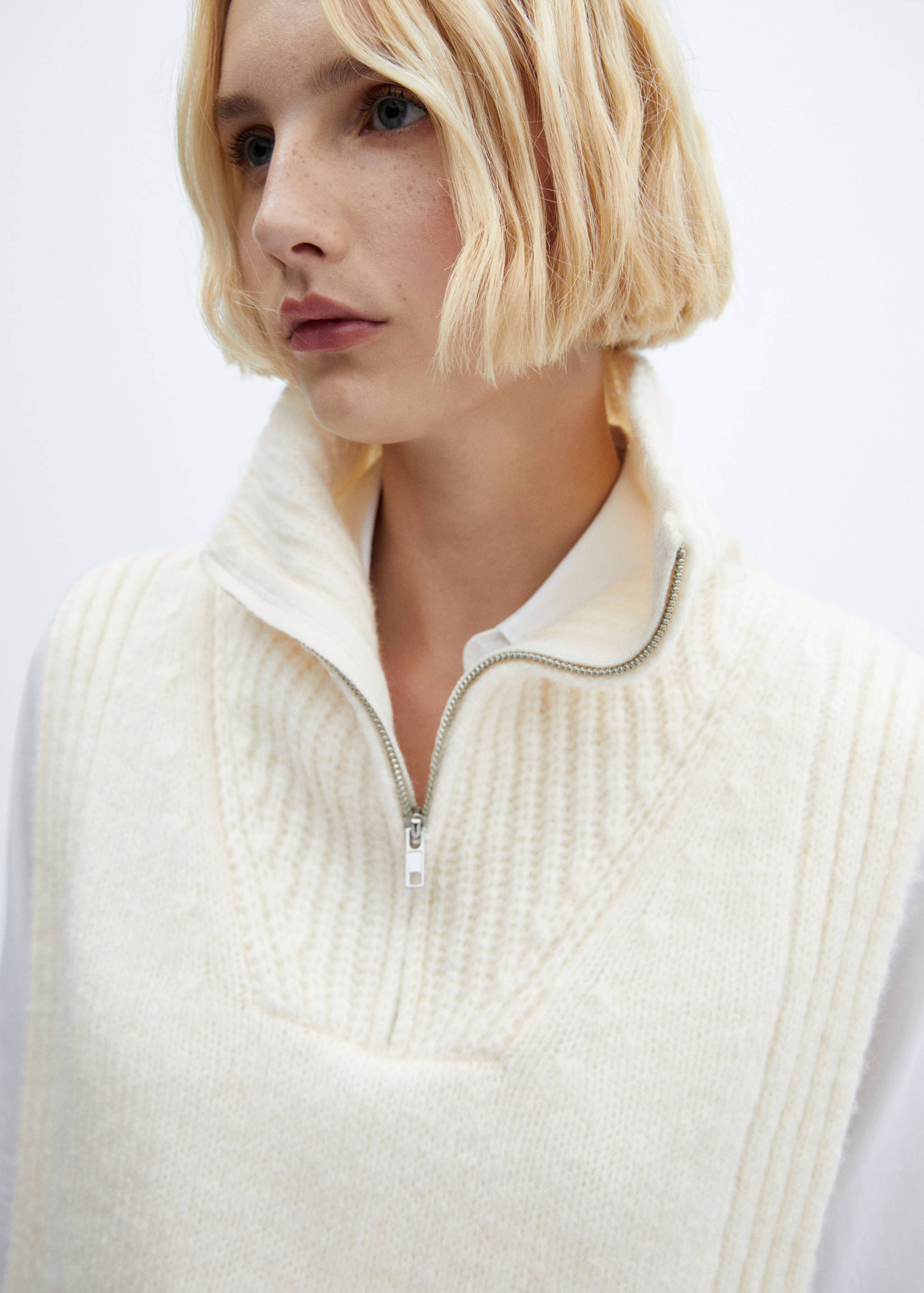 Vesta s průstřihy a výstřihem na zip - Detail zboží 1