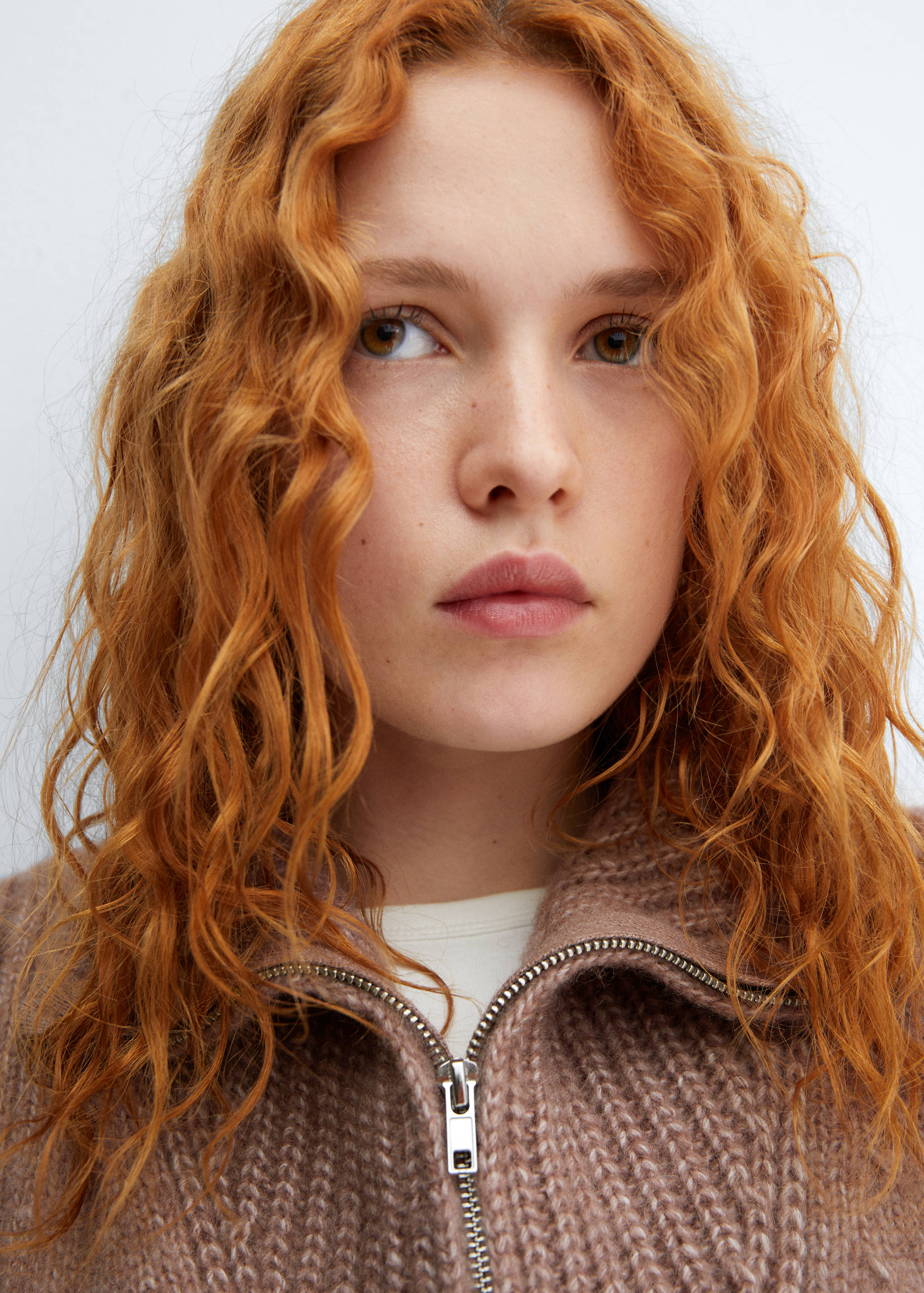 Vesta s průstřihy a výstřihem na zip - Detail zboží 1