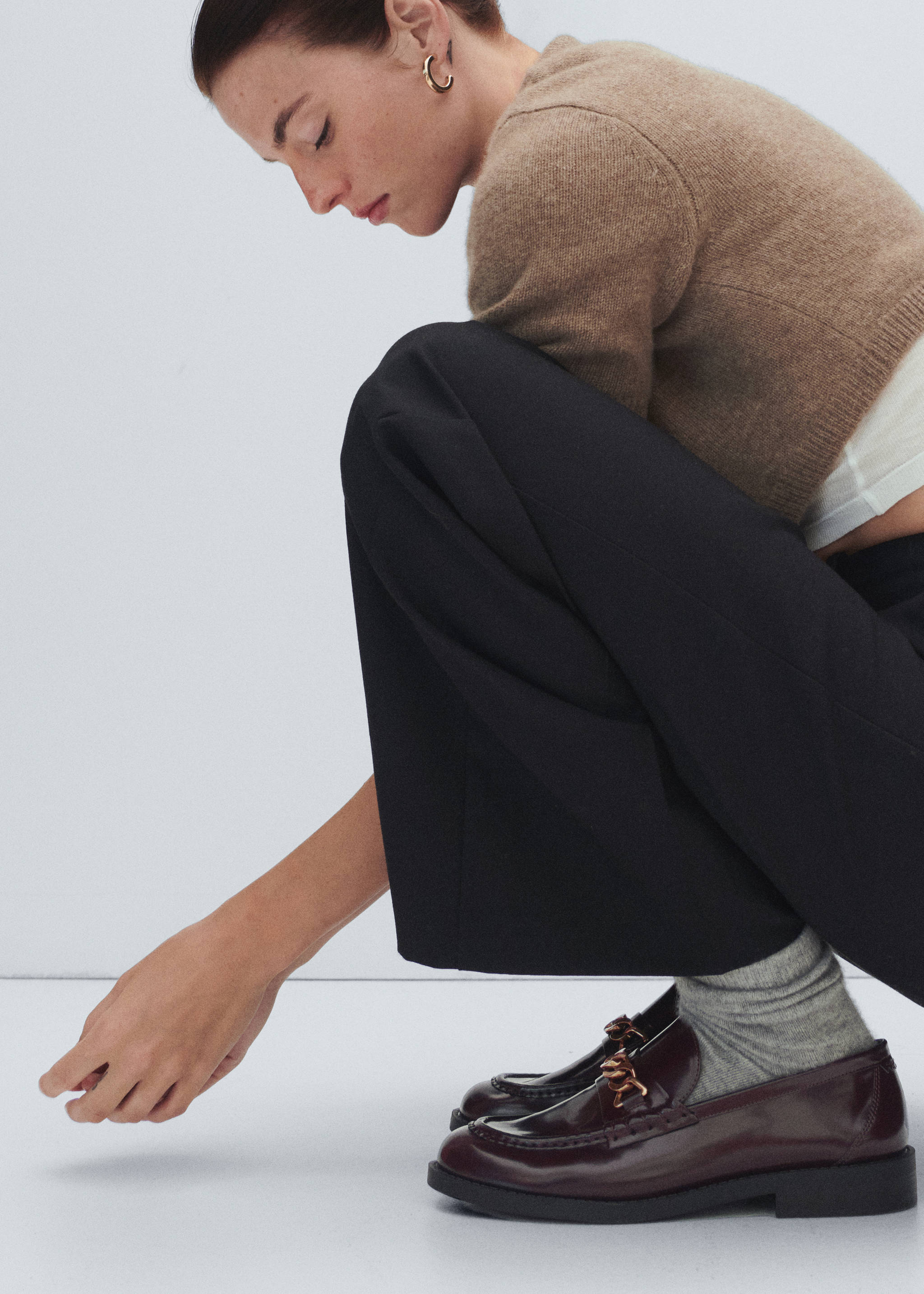 Chain loafers - Details of the article 9, Burgundy. Ref: 57015975-00.