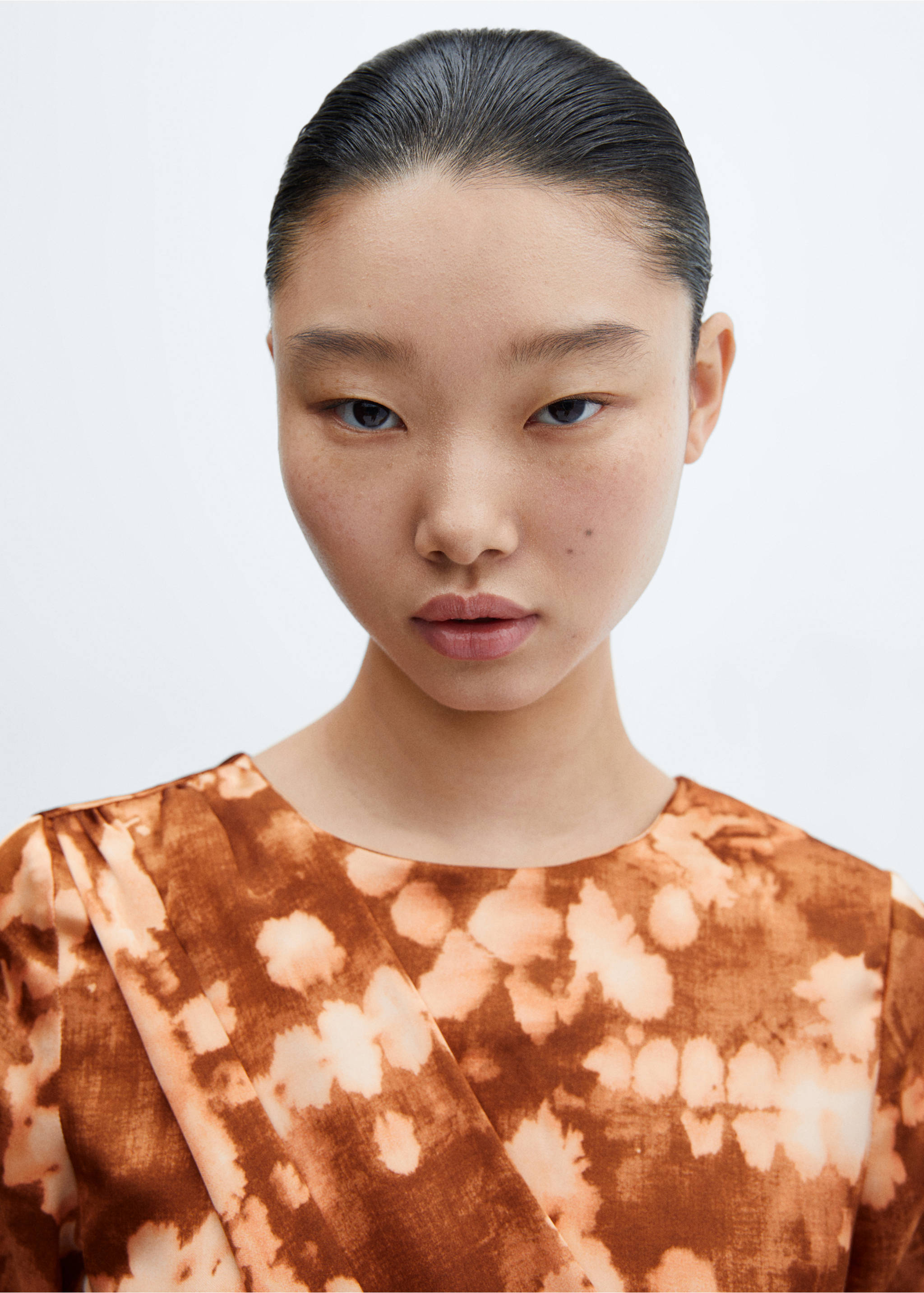 Short tie-dye draped dress - Details of the article 1, Brown. Ref: 57016026-00.