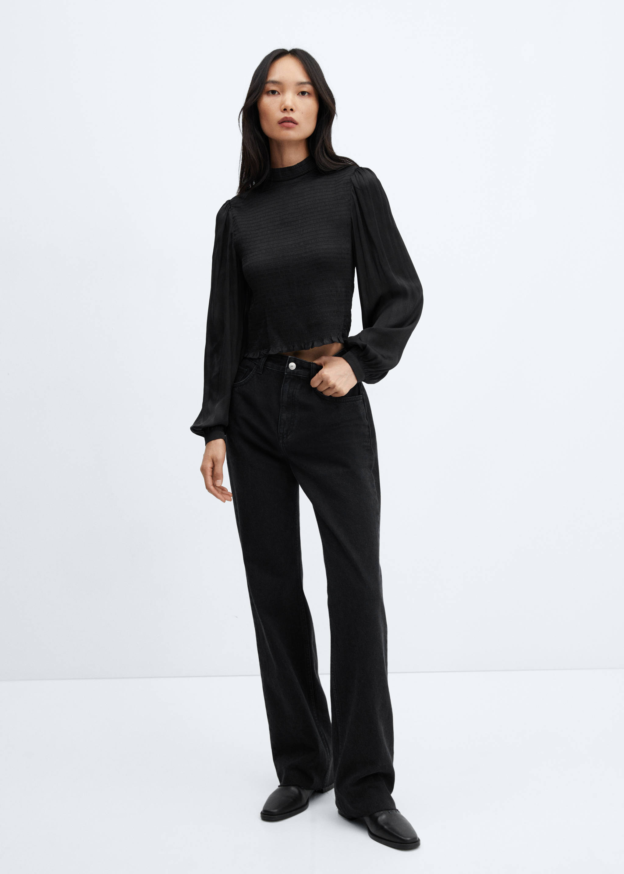 Blusa satinada fruncida - Plano general