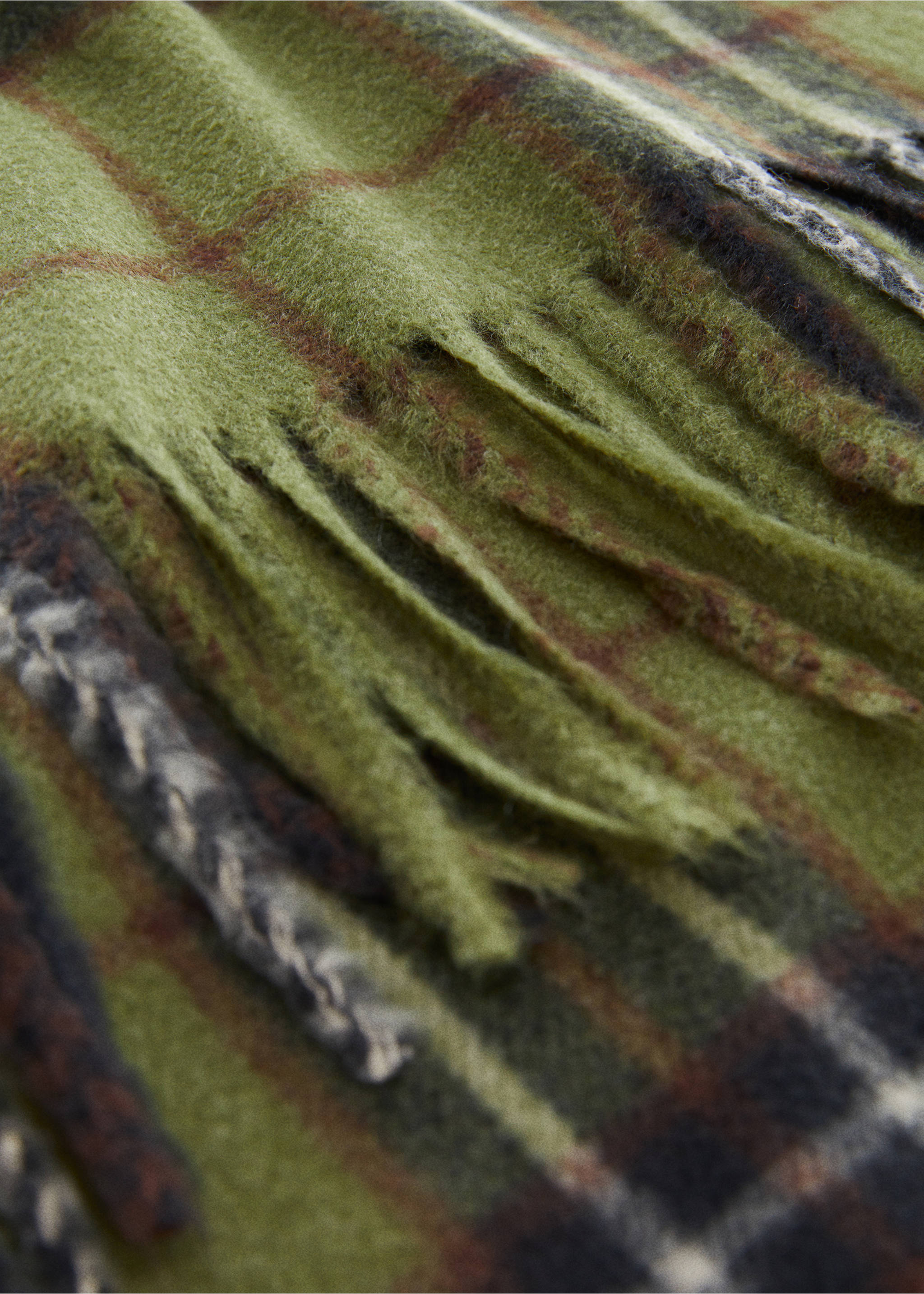 Écharpe carreaux franges - Plan moyen, Kaki. Ref: 57017717-00.