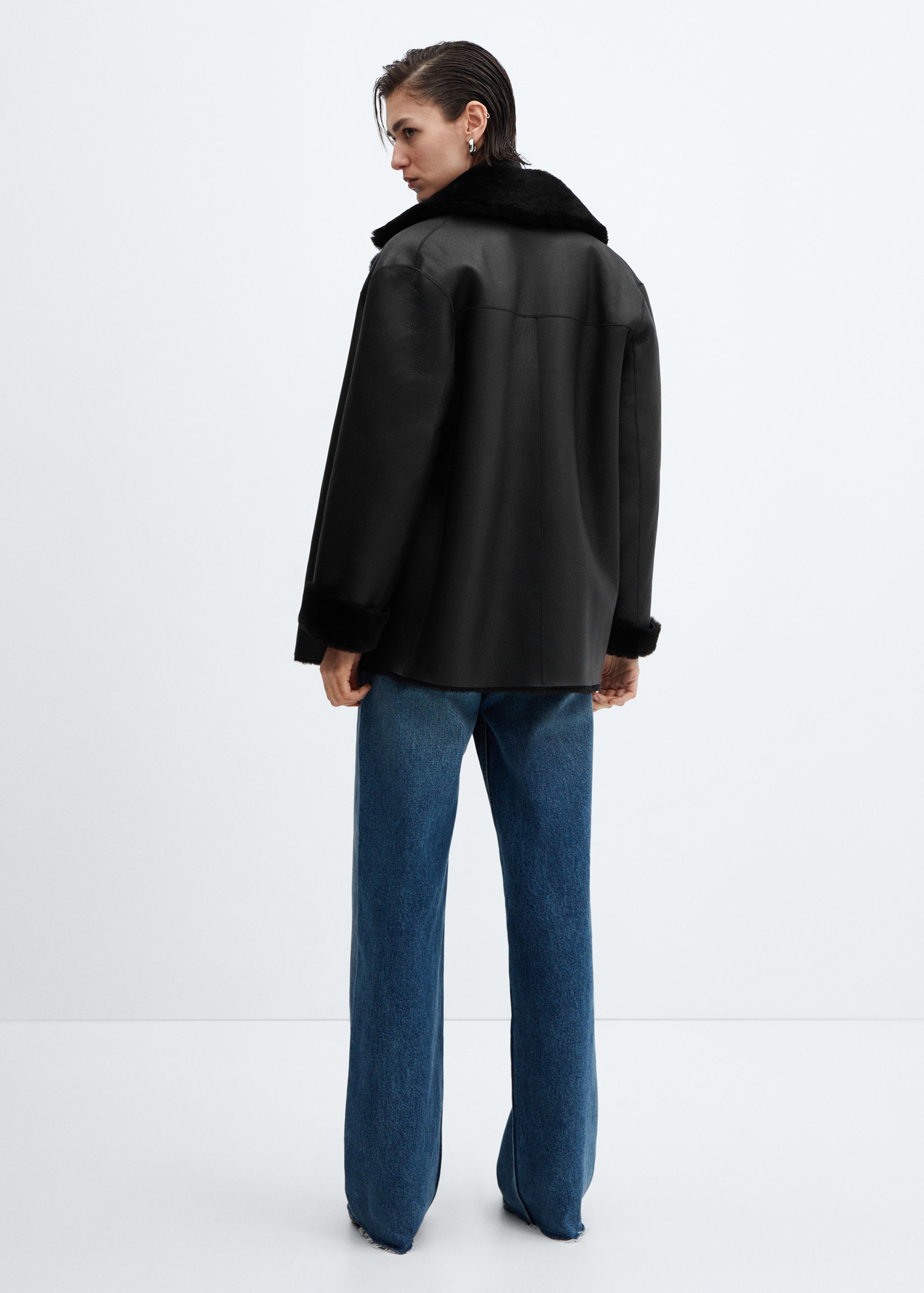 Shearling-lined leather jacket - Reverse of the article