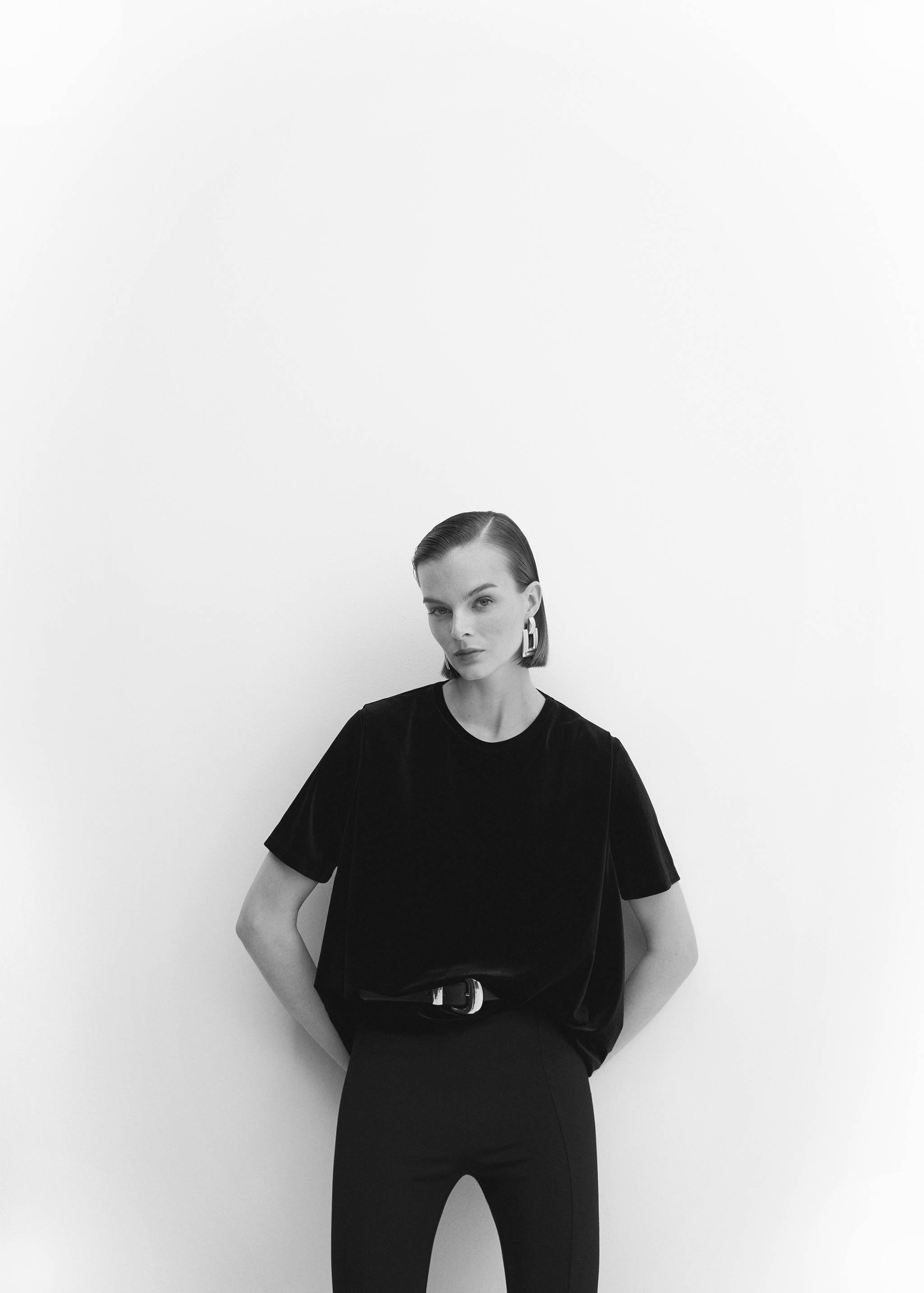 T-shirt with velvet shoulder pads - Details of the article 2