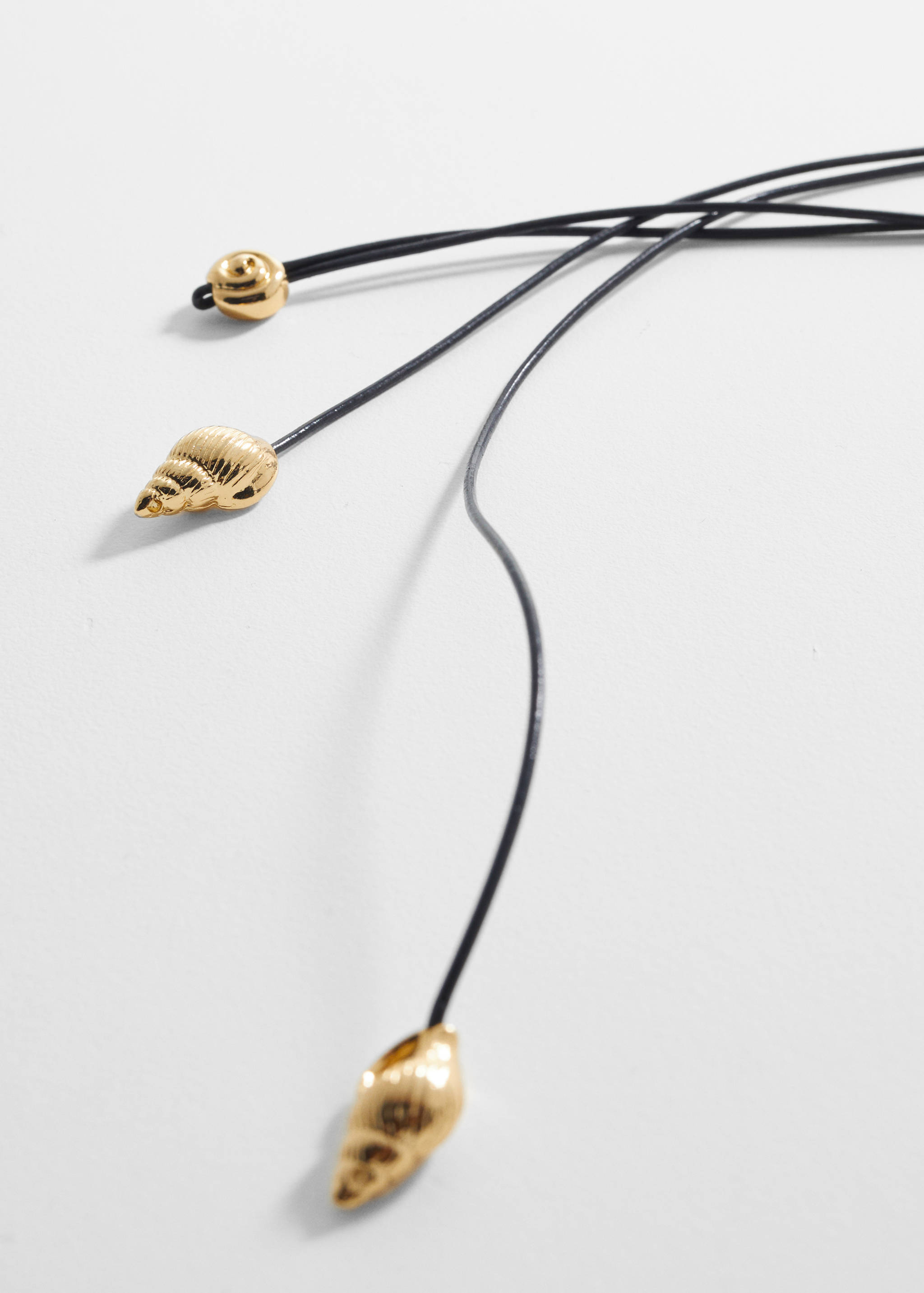 Colier cu mărgele și scoică - Plan mediu