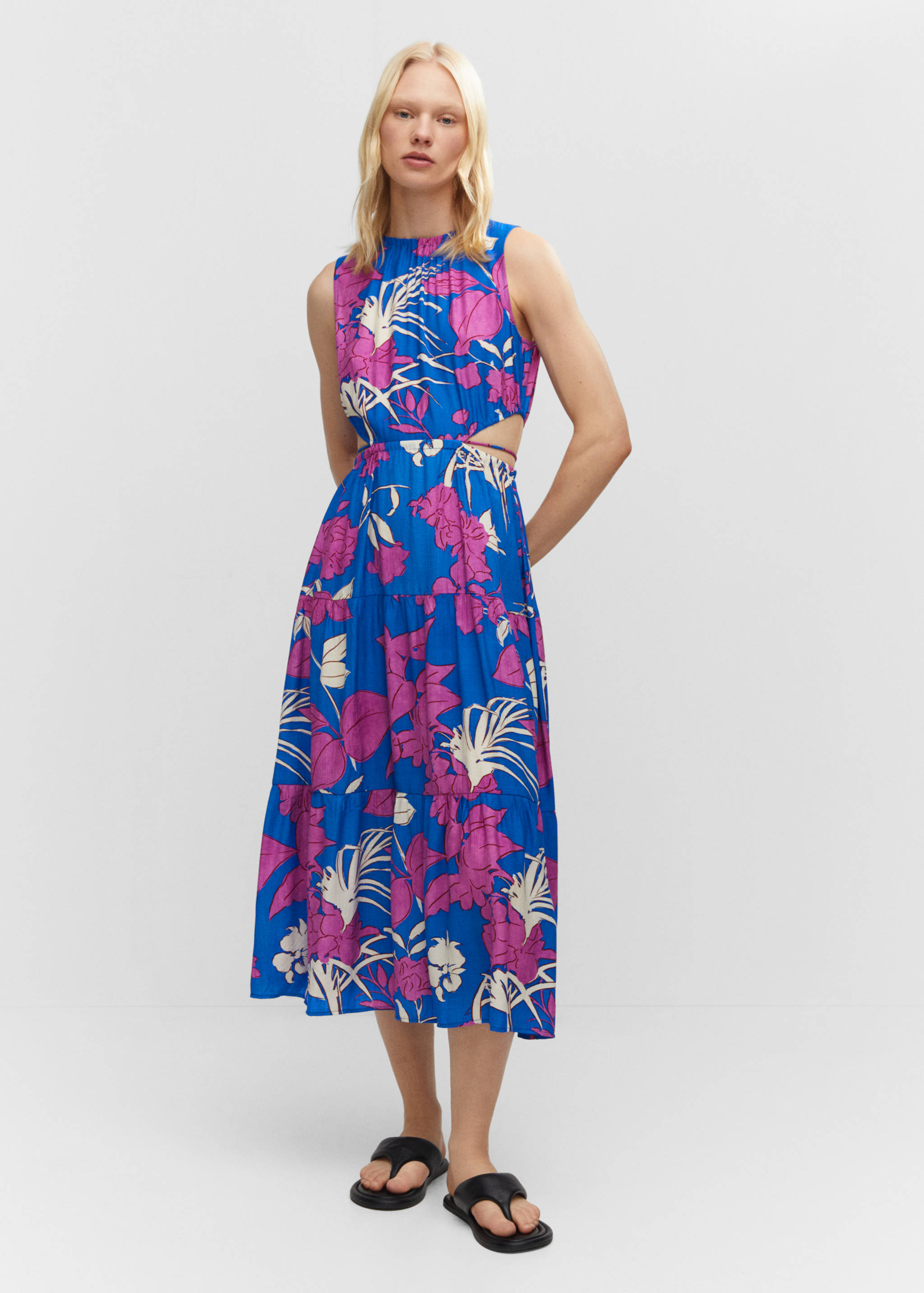 Flared dress with openings - General plane