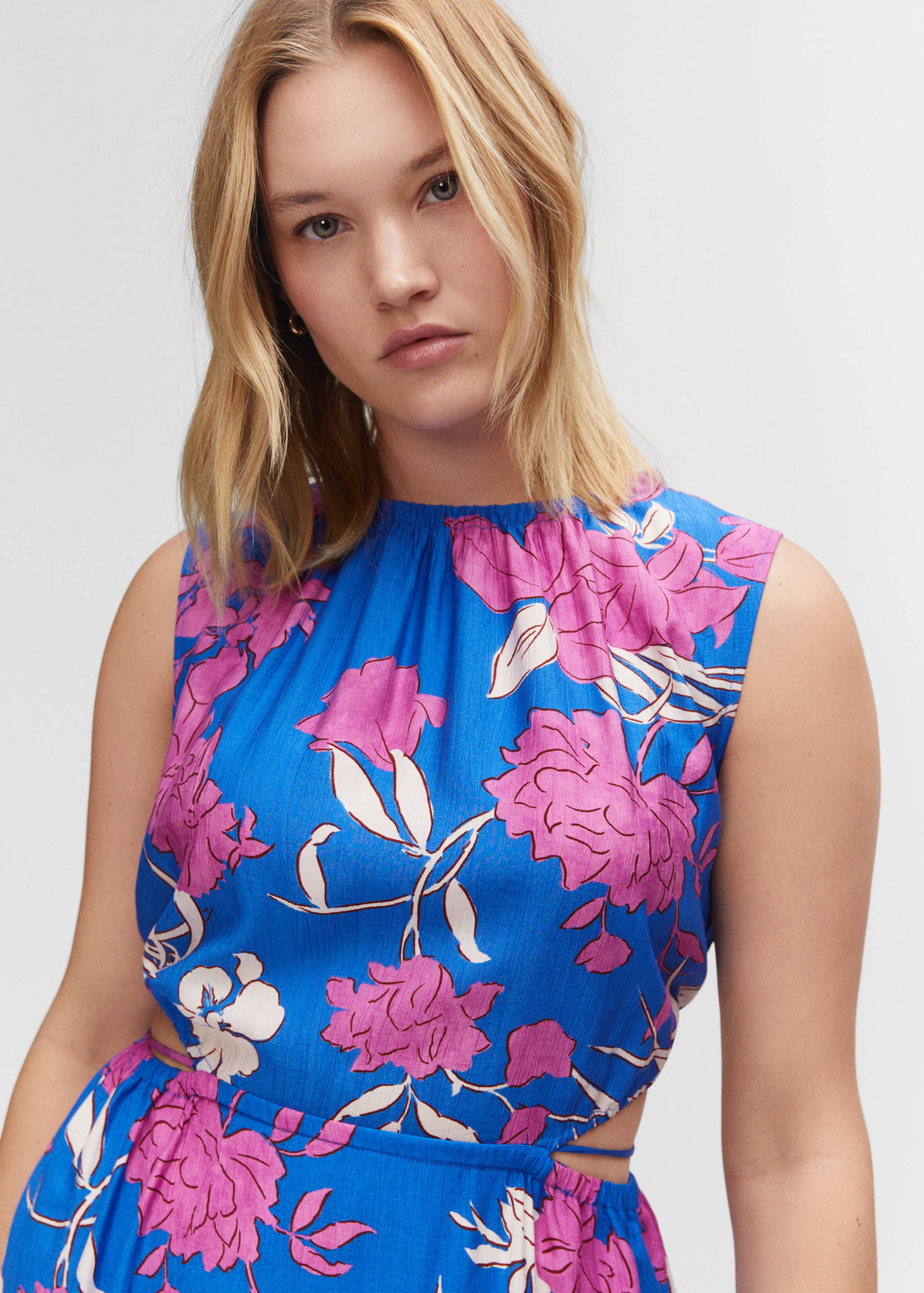 Flared dress with openings - Details of the article 4