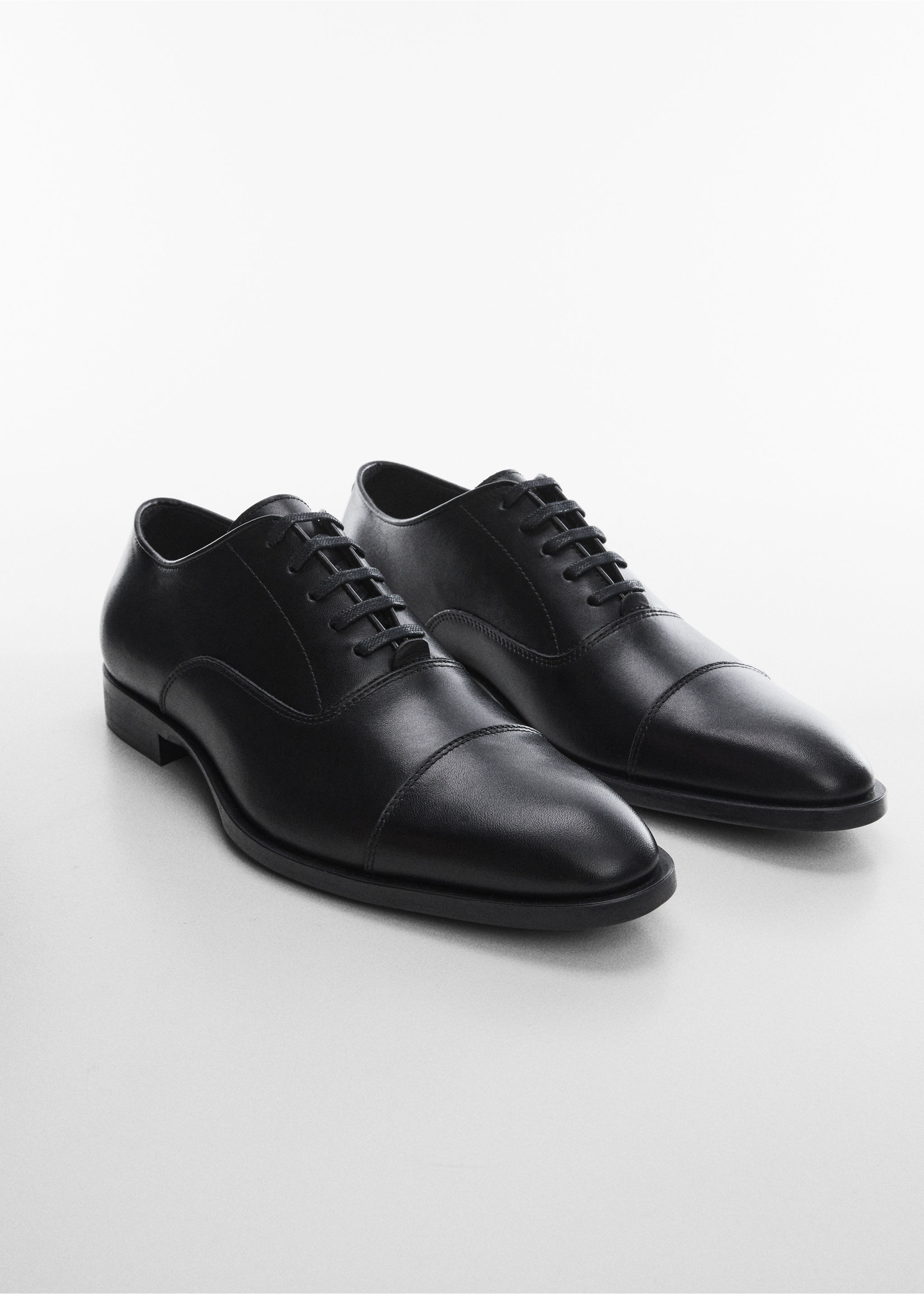 Chaussures costume simili-cuir forme allongée - Plan moyen