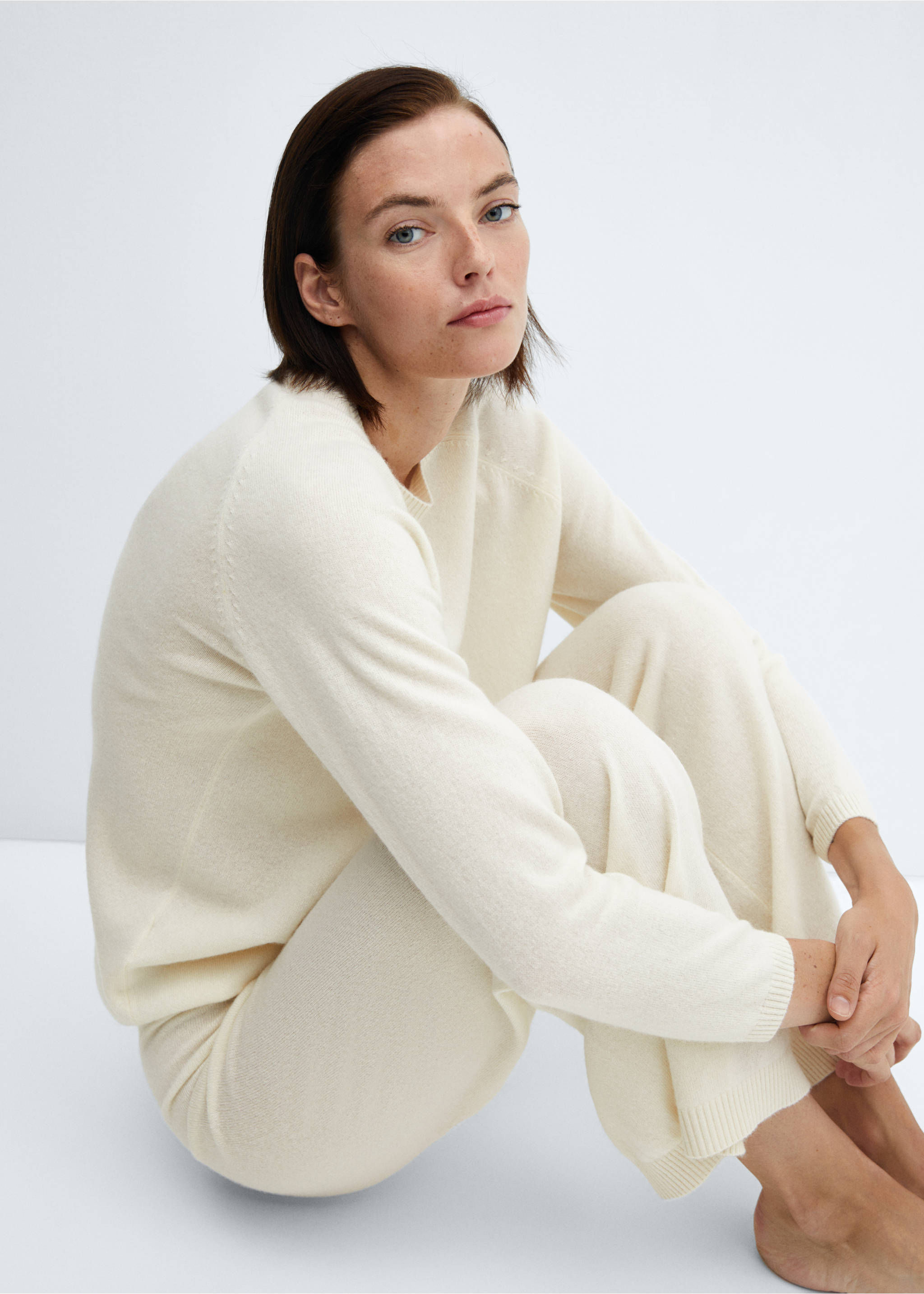 Hose aus 100 % Kaschmir - Detail des Artikels 2, Cremeweiß. Ref: 57023276-00.