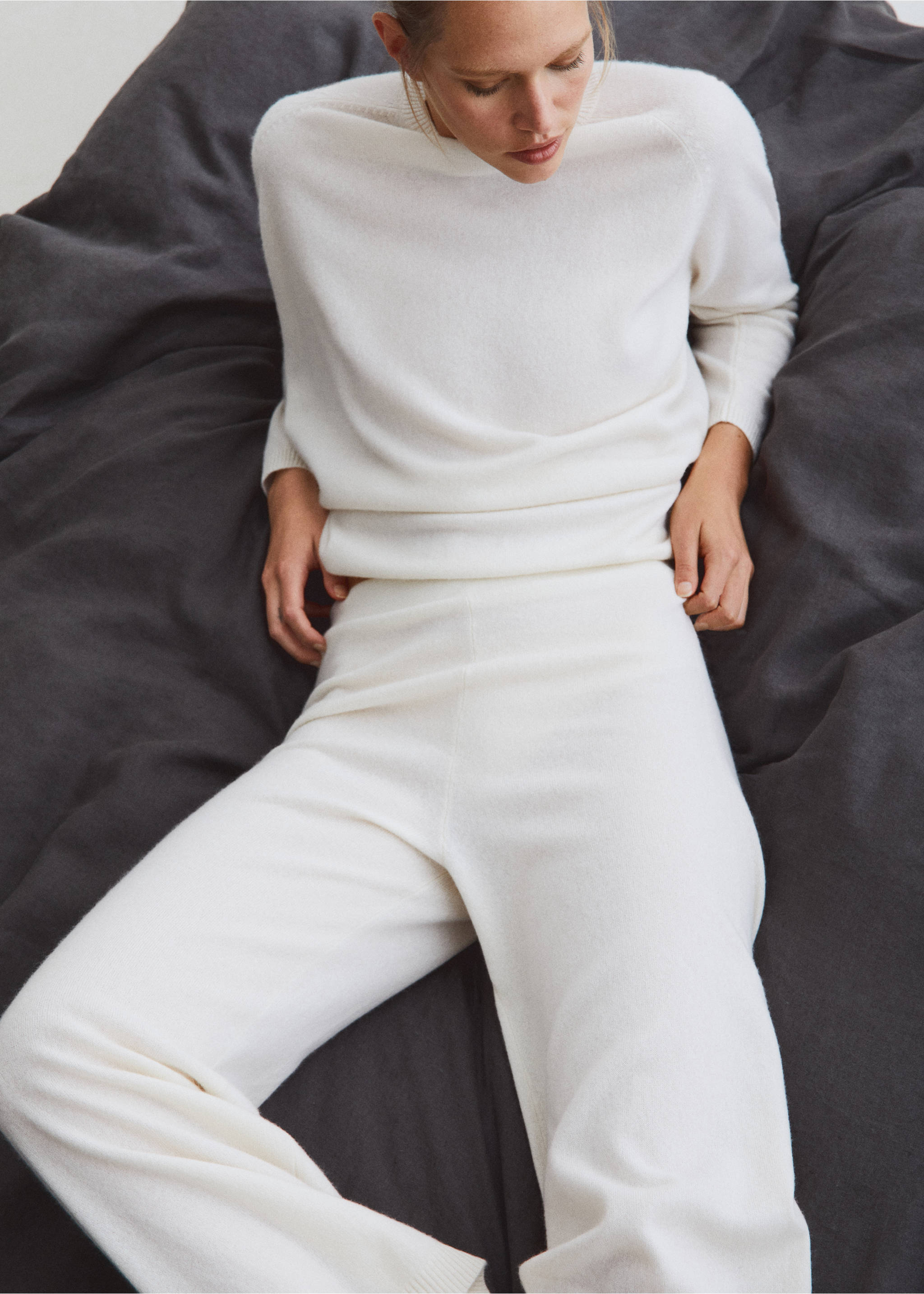 Hose aus 100 % Kaschmir - Detail des Artikels 7, Cremeweiß. Ref: 57023276-00.