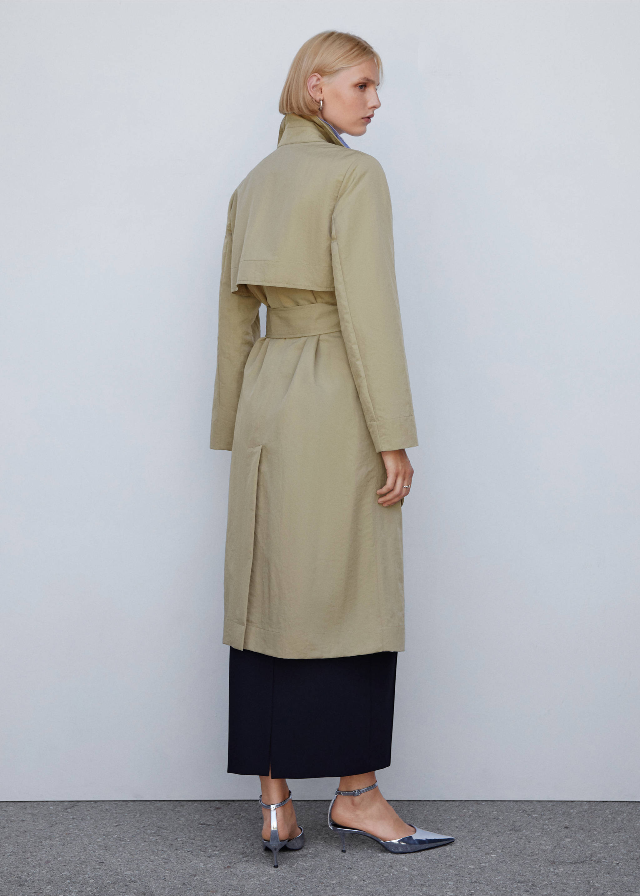 Fließender Trenchcoat mit Schleife - Rückseite des Artikels, Beige. Ref: 57023778-00.