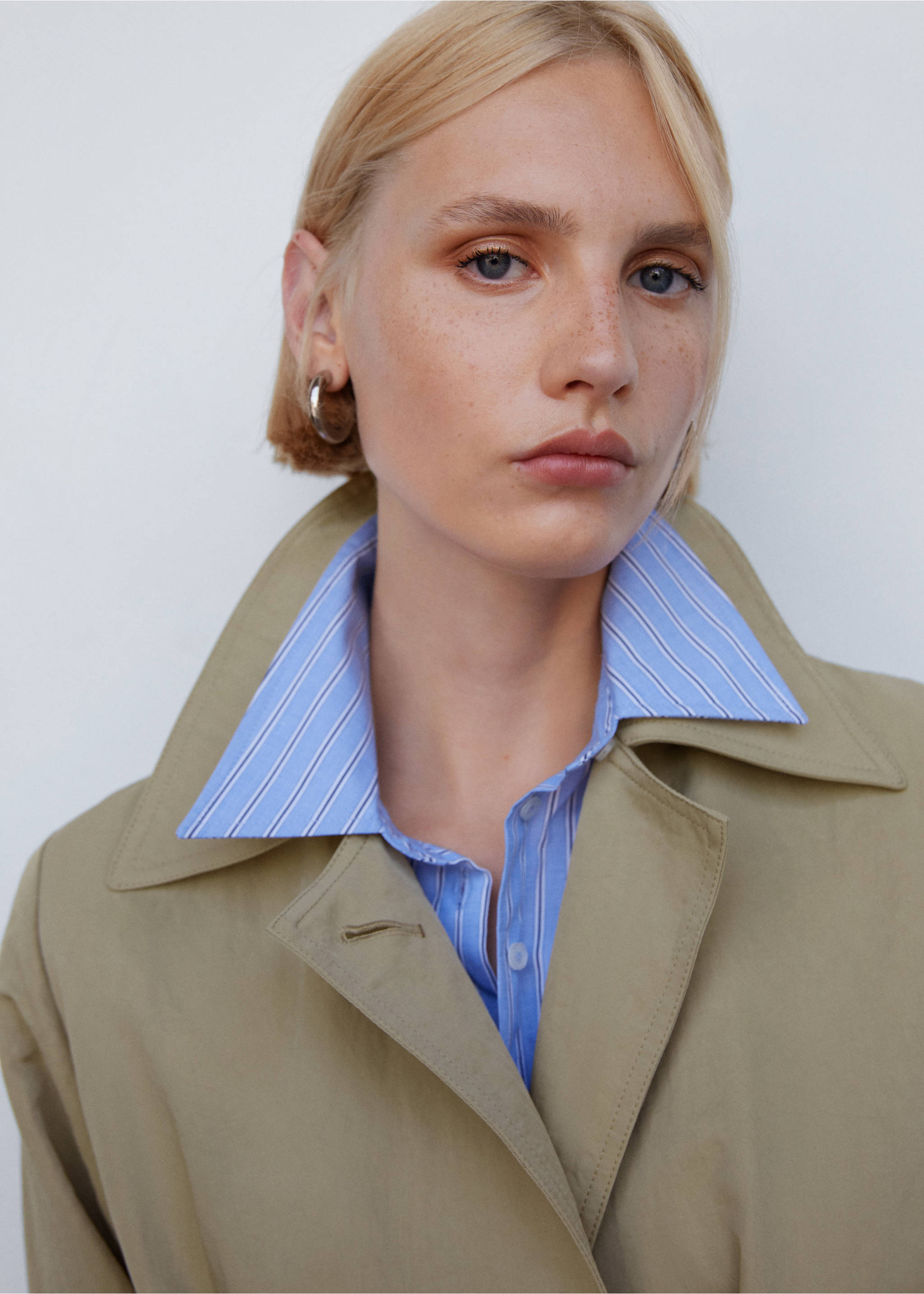 Fließender Trenchcoat mit Schleife - Detail des Artikels 1, Beige. Ref: 57023778-00.