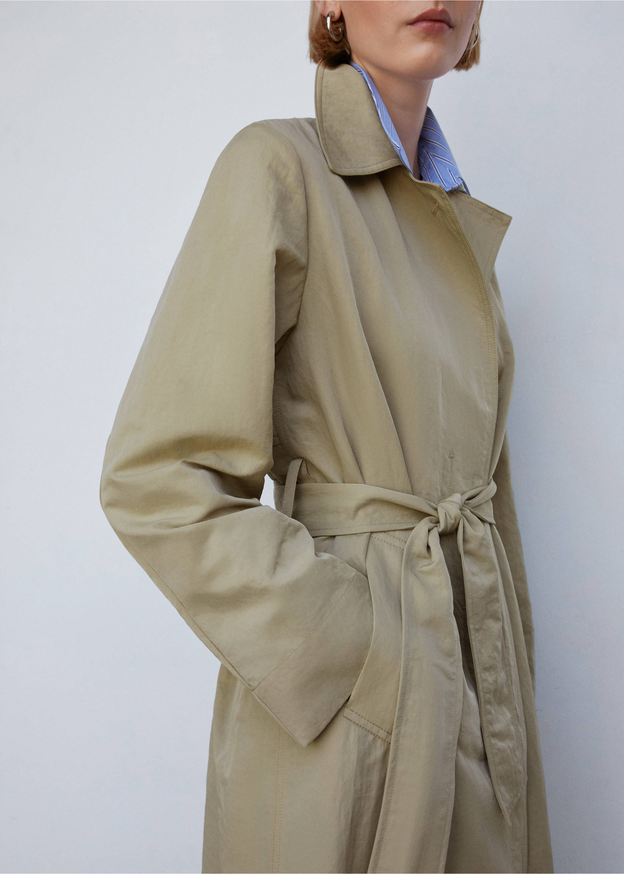 Fließender Trenchcoat mit Schleife - Detail des Artikels 2, Beige. Ref: 57023778-00.