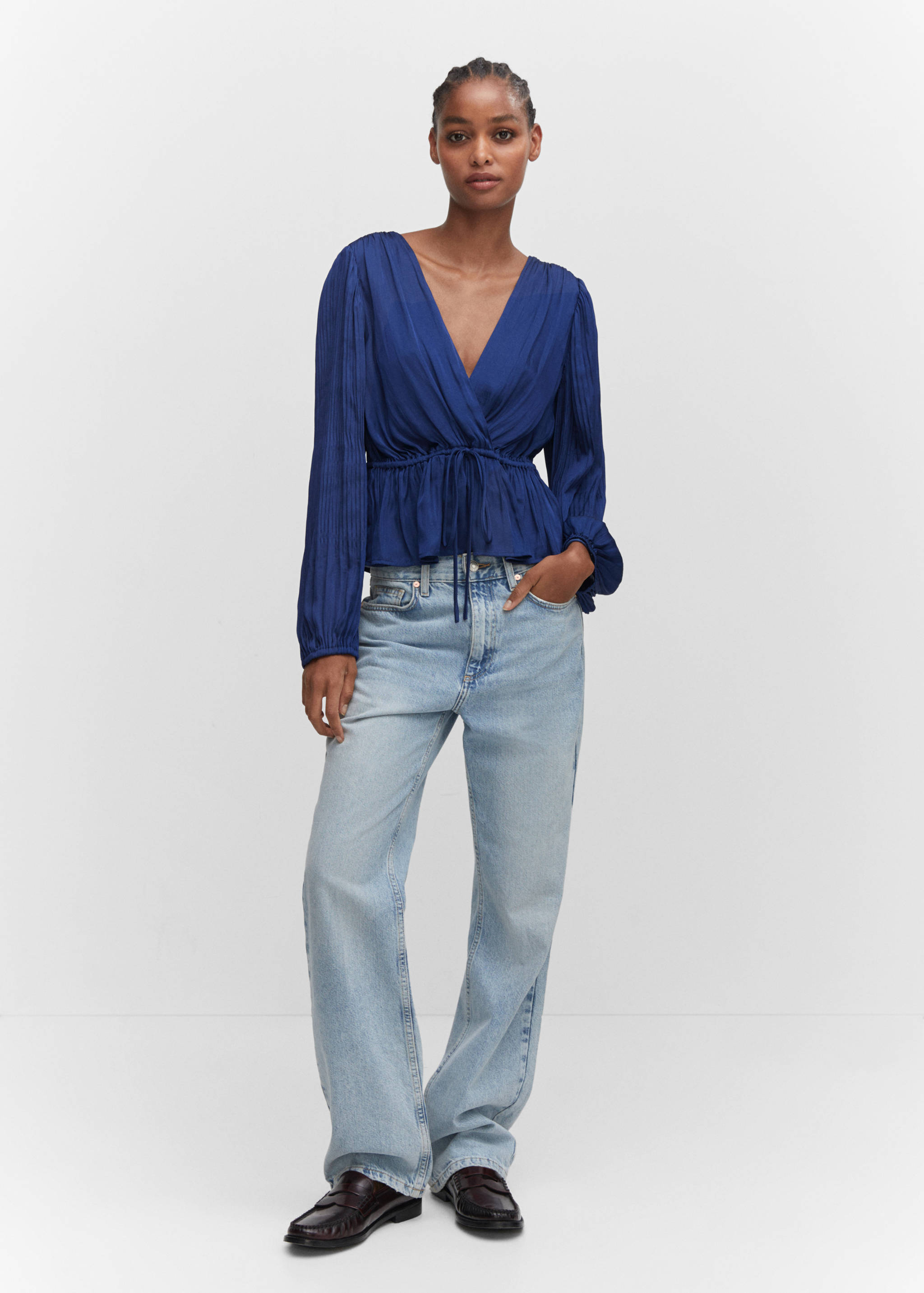 Blusa cruzada acetinada - Plano geral