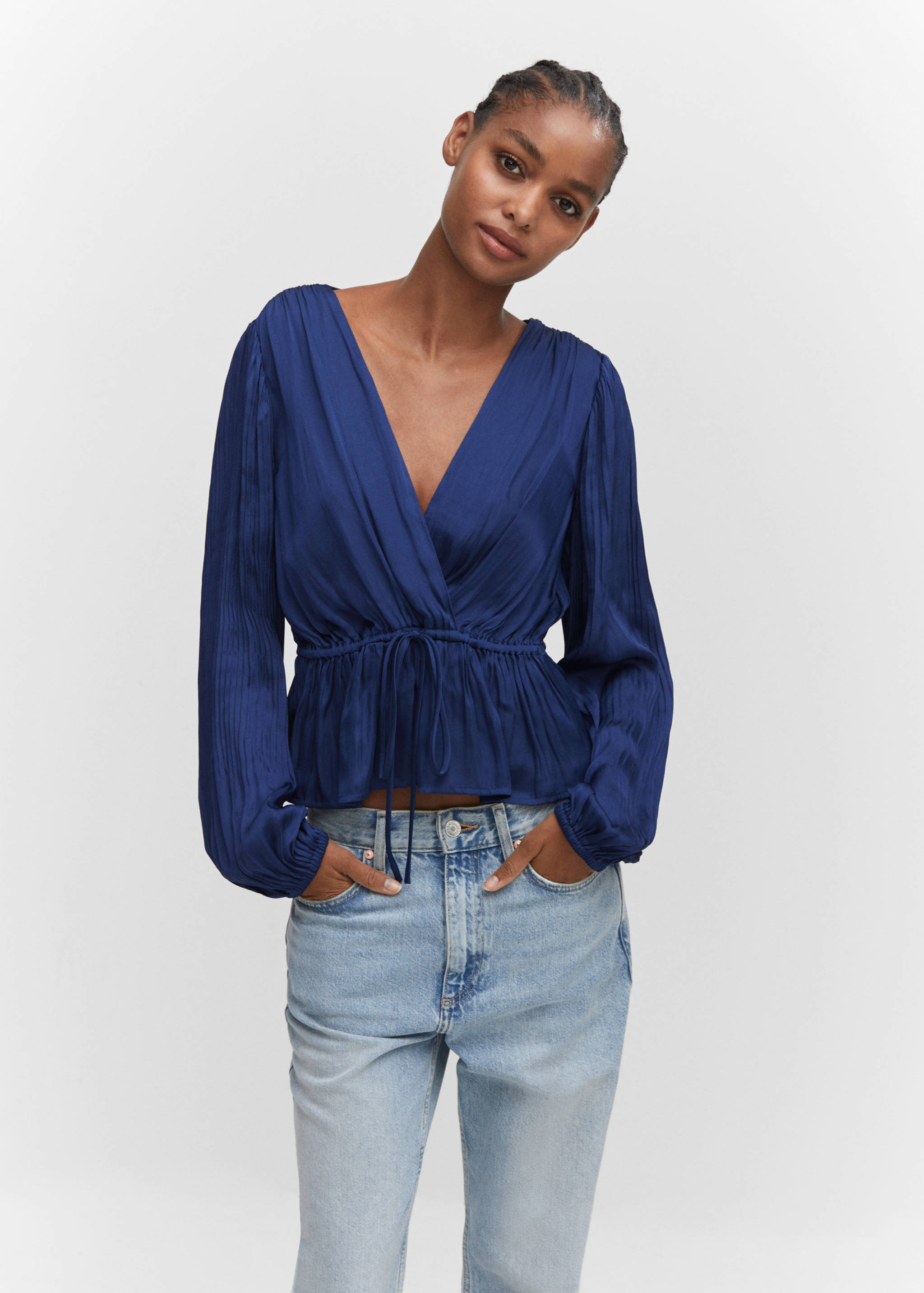 Blusa cruzada acetinada - Plano médio