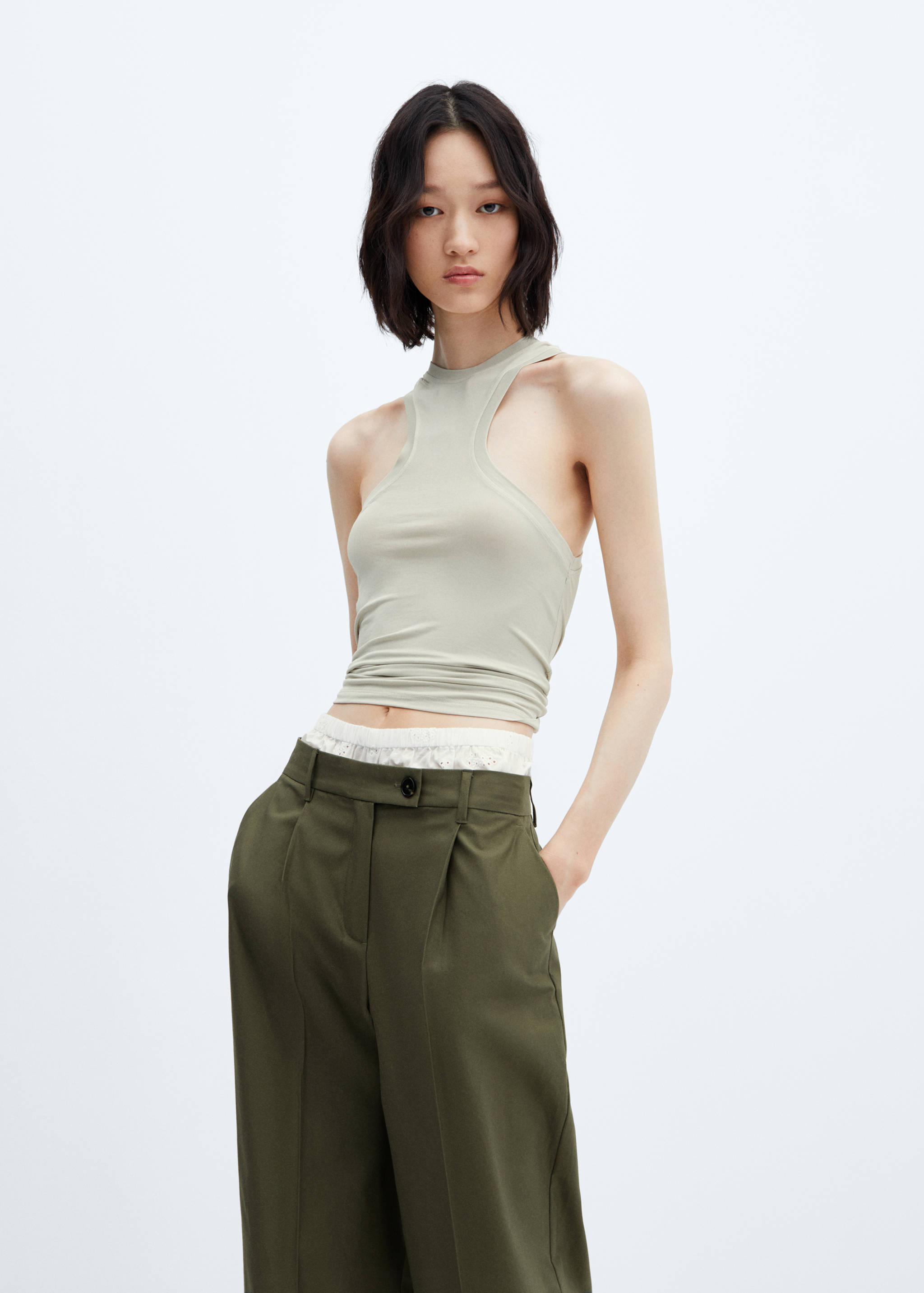 Top emmanchures américaines décolleté - Plan moyen