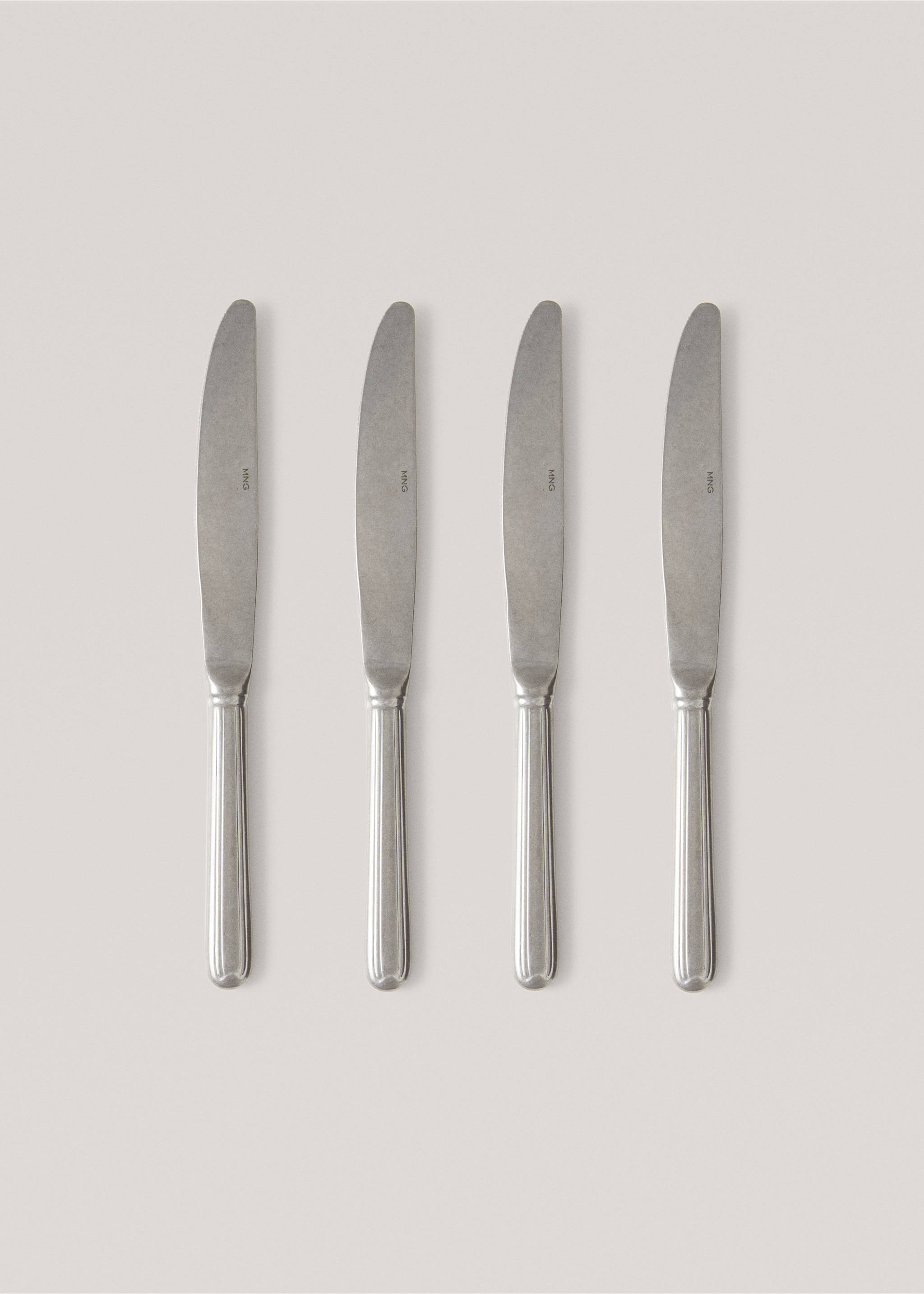 Souprava 4 nožů stříbro se zestárlým efektem - Zboží bez modelu, Stříbrná. Ref: 57024040-00.