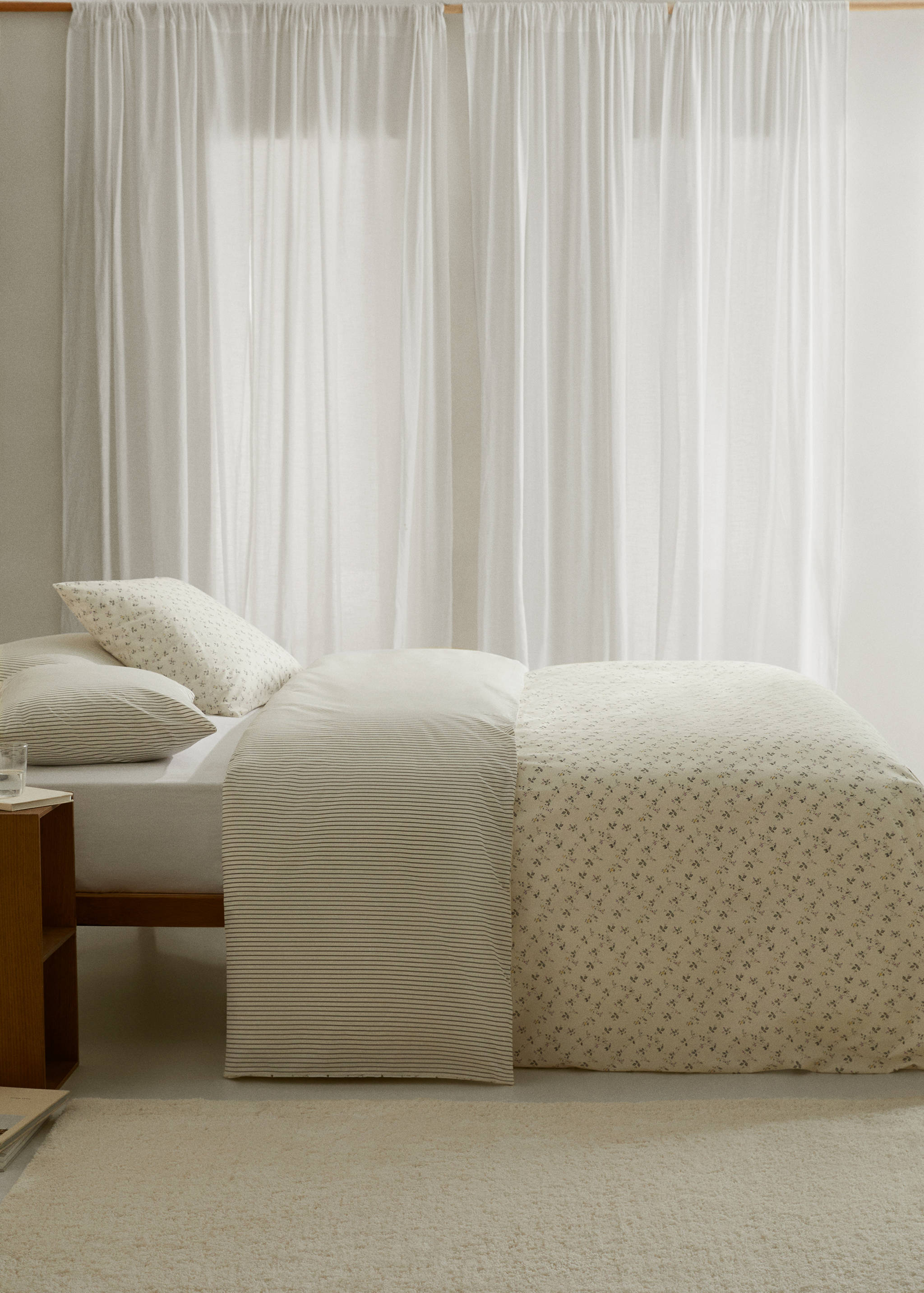 Duvet cover with floral design for King bed - General plane