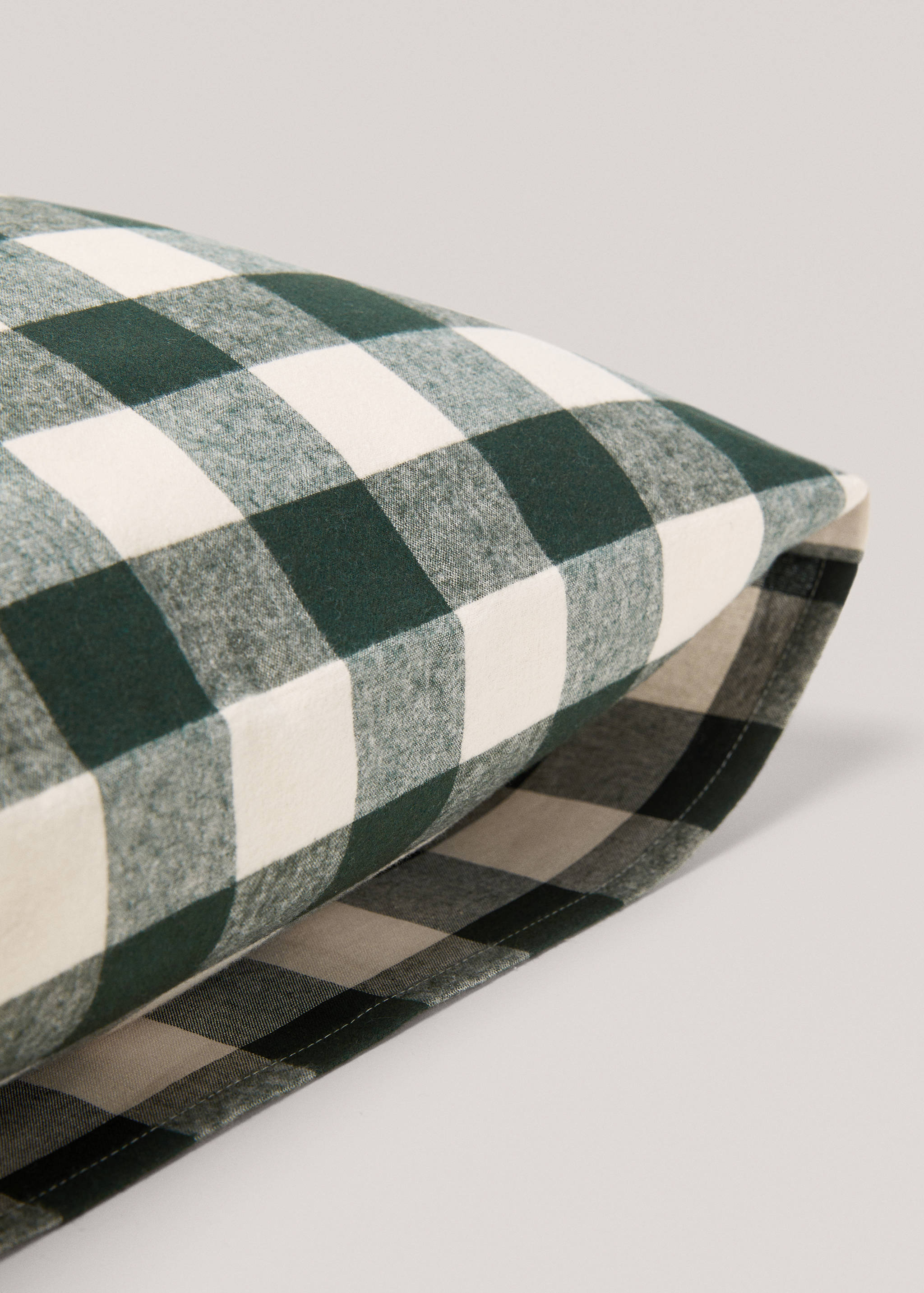 Checked design flannel pillow case 60x60cm (Pack of 2) - Details of the article 3