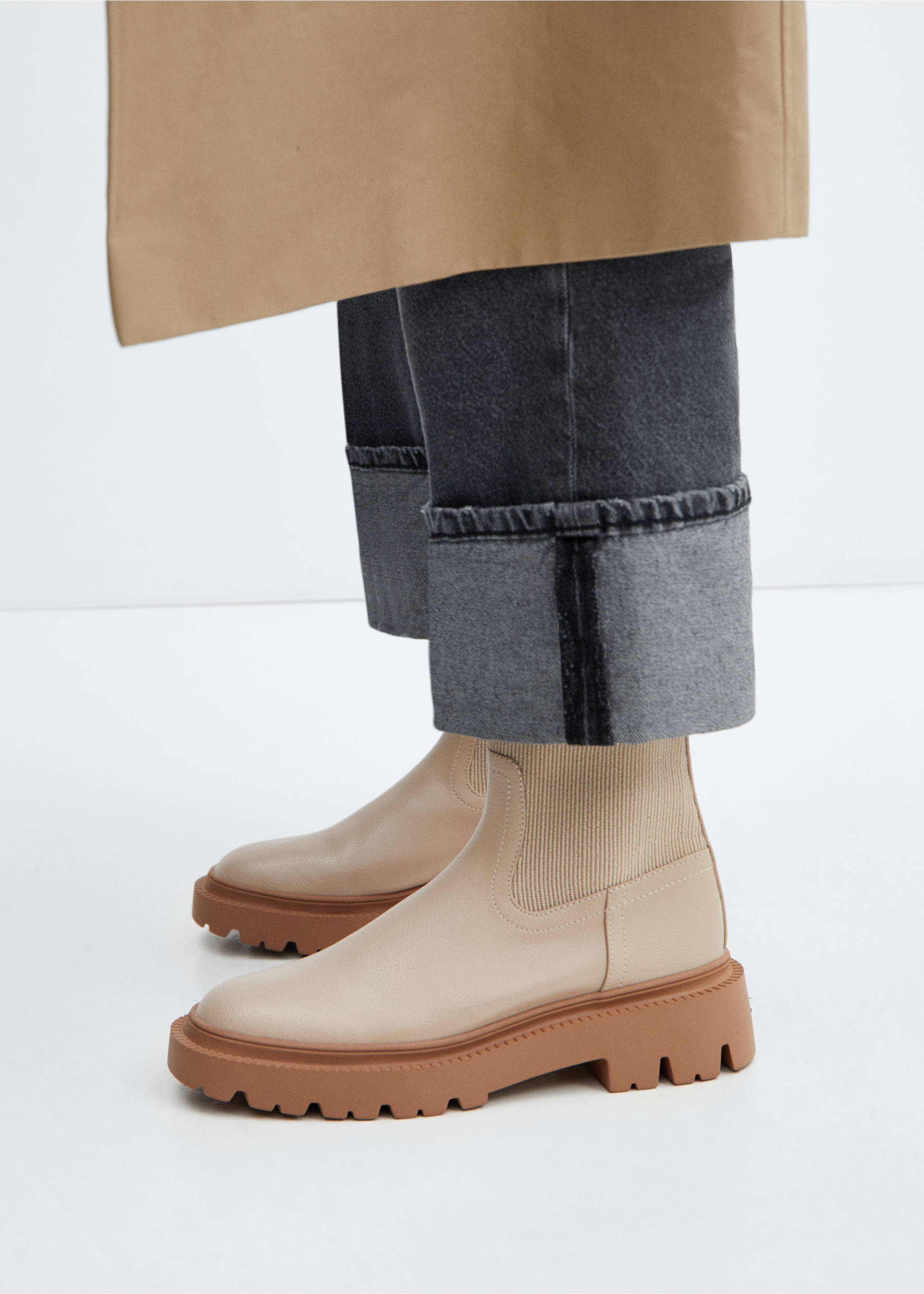 Platform track-sole ankle boots - Details of the article 9, Ecru. Ref: 57024429-00.