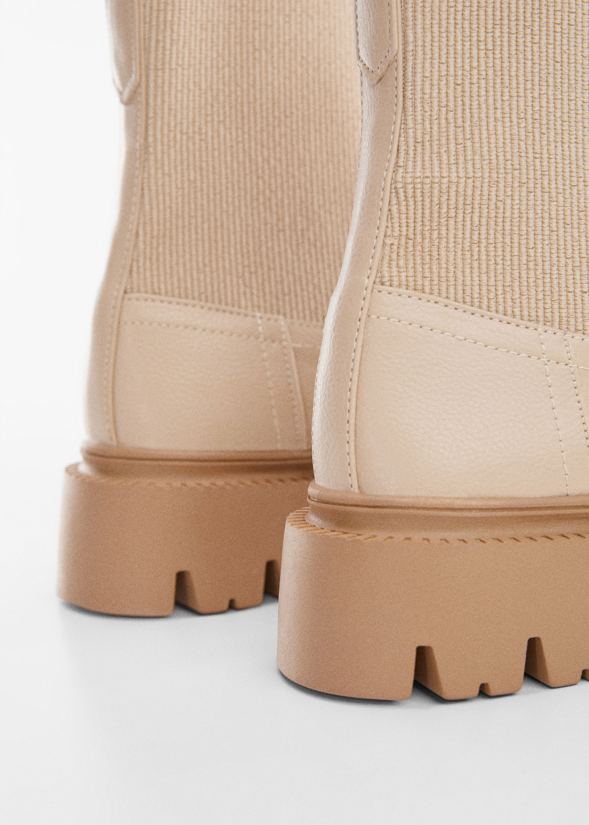 Stretch-Stiefelette mit Track-Plateausohle - Detail des Artikels 2