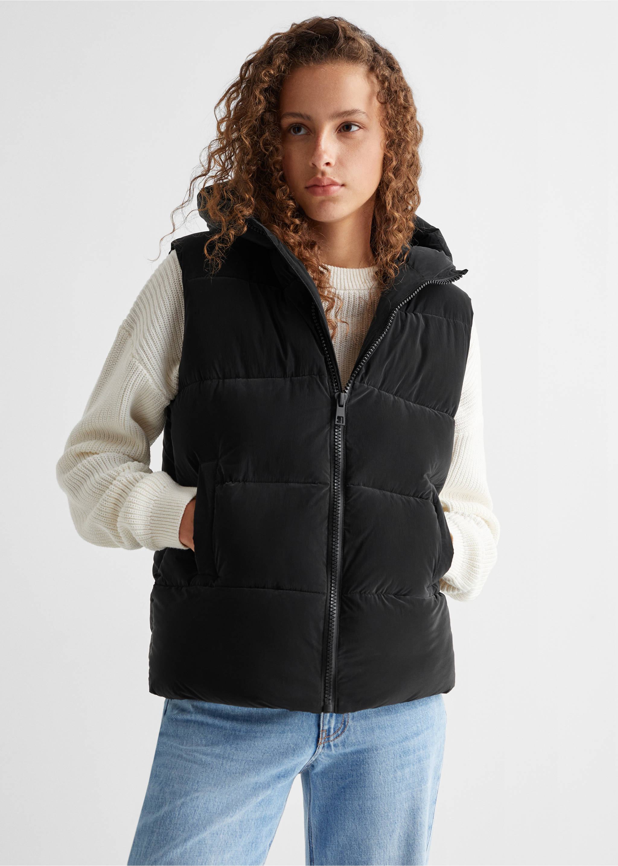 Quilted gilet with hood - Medium plane, Black. Ref: 57025135-00.