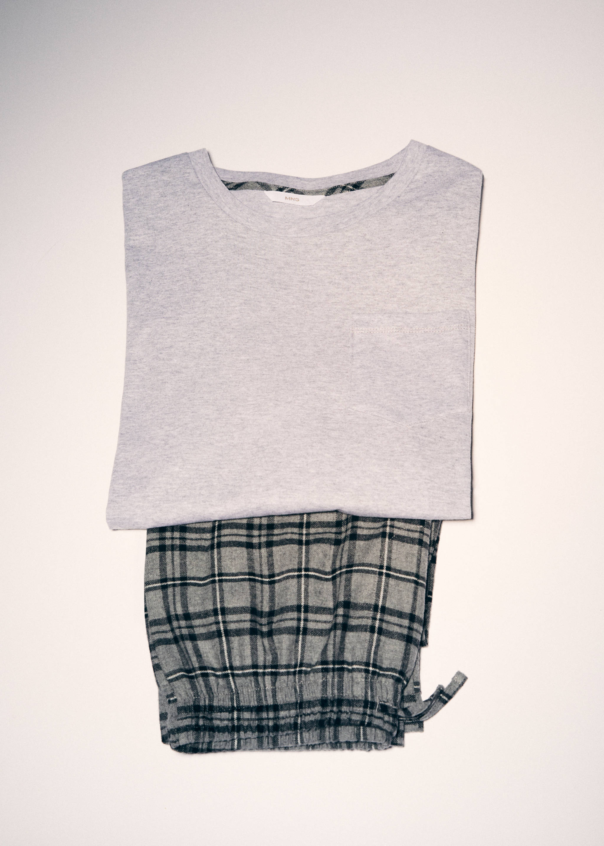 Zweiteiliger langer Schlafanzug mit Karomuster - Detail des Artikels 9