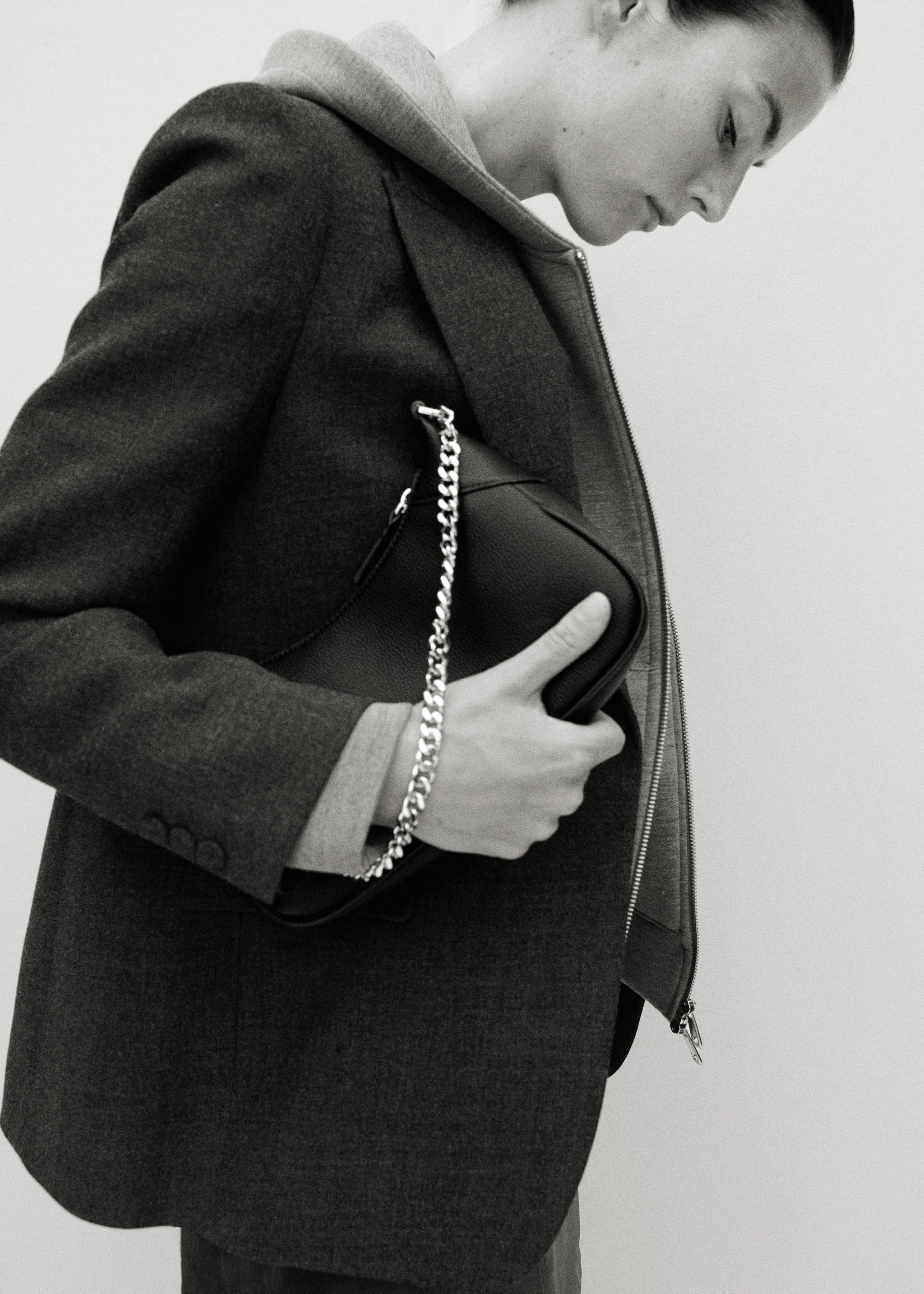 Crossbody bag with chain - General plane